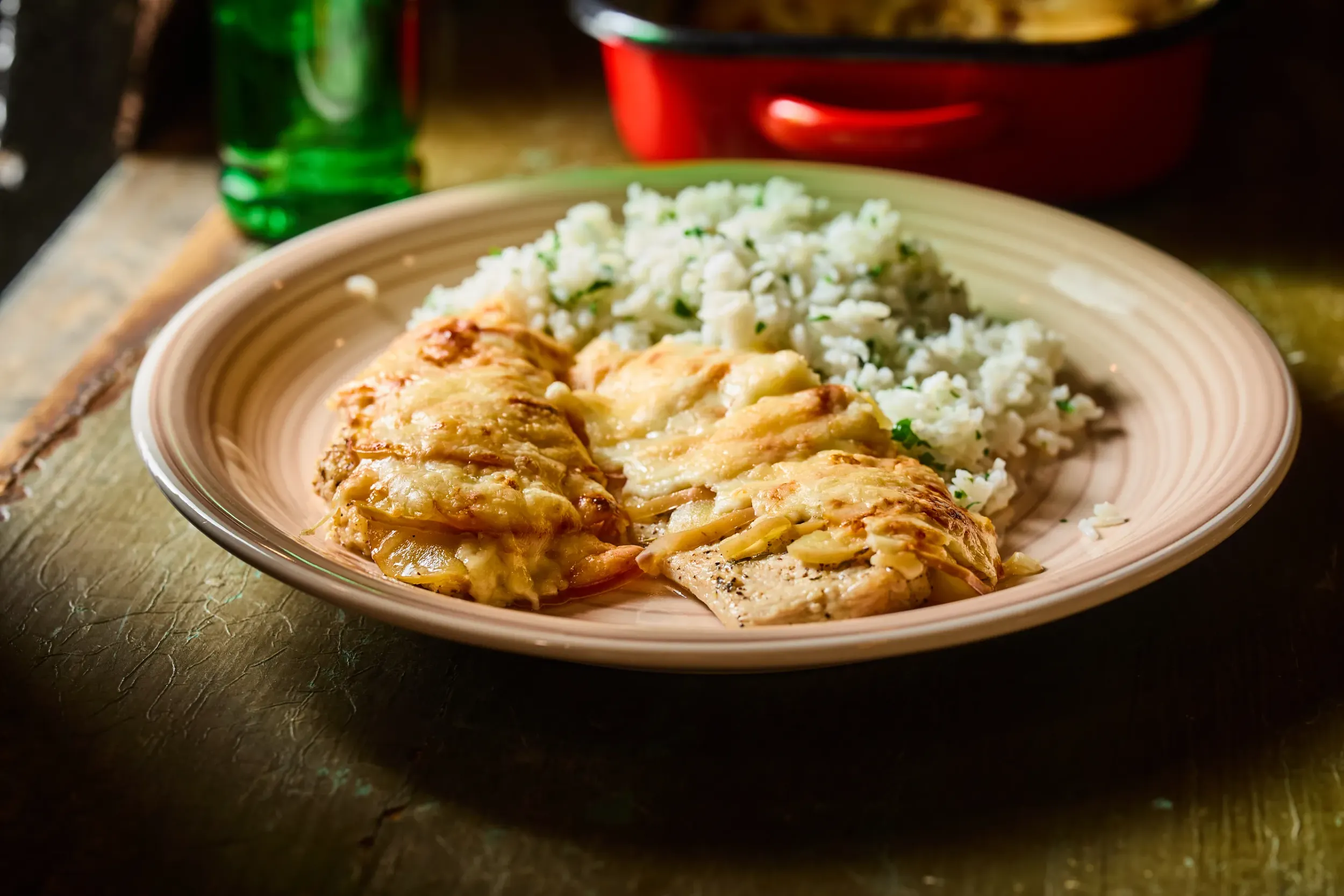 Almás-sajtos csirke rizzsel tálalva