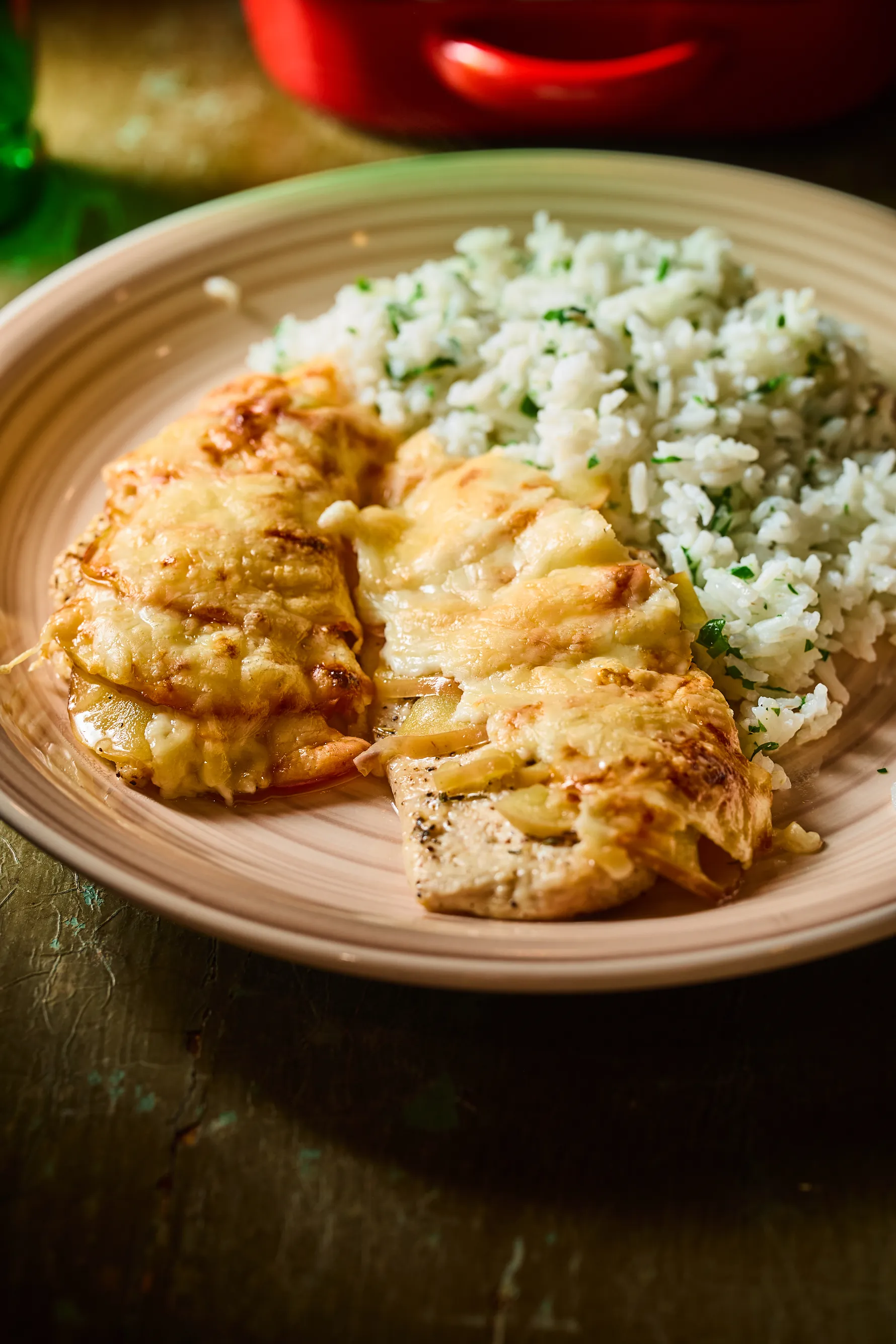 Almás-sajtos csirke rizzsel tálalva