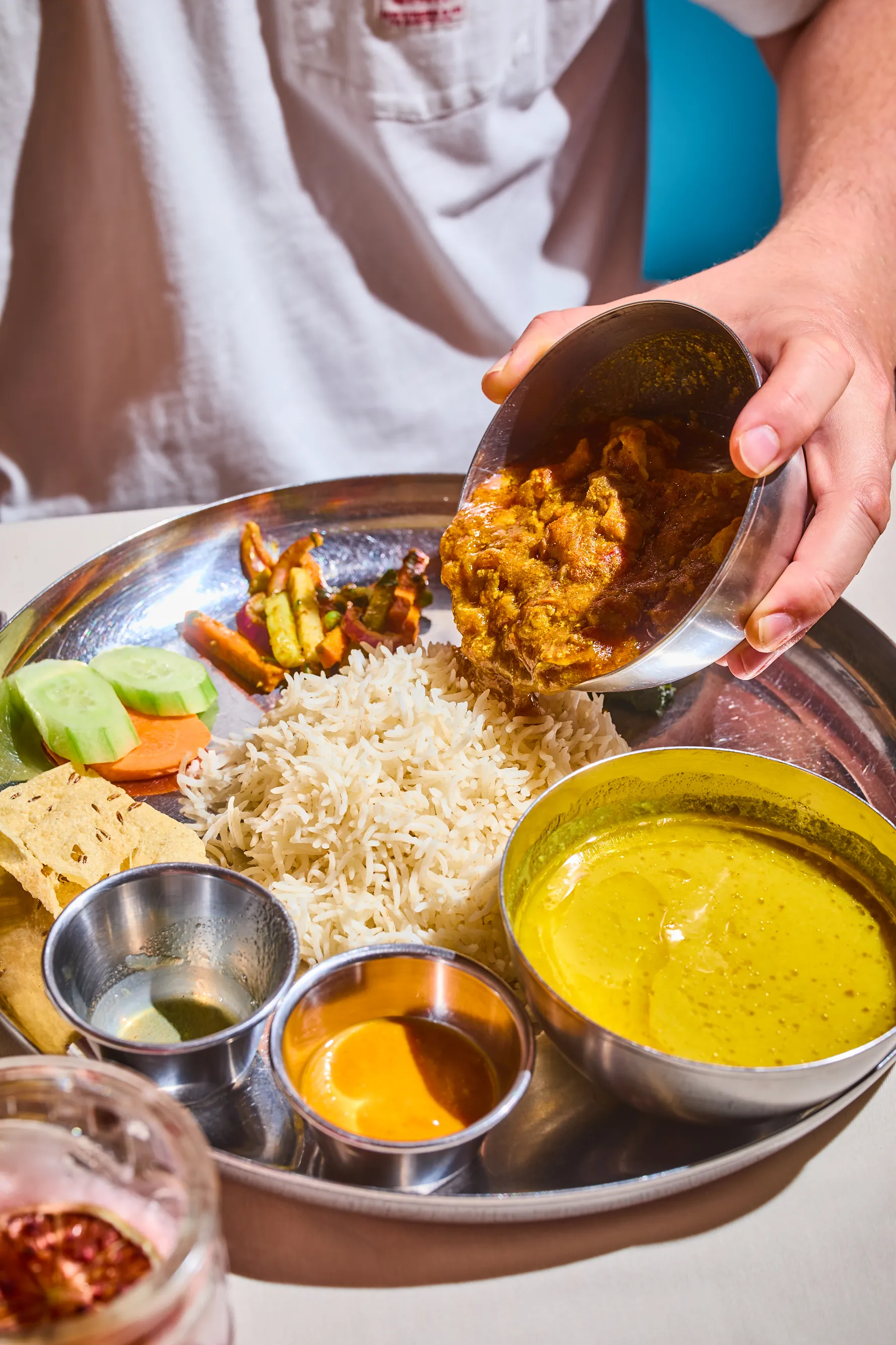 Thali szett csirke curryvel, dallal és rizzsel az Annapurna Nepáli Étterem étlapjáról