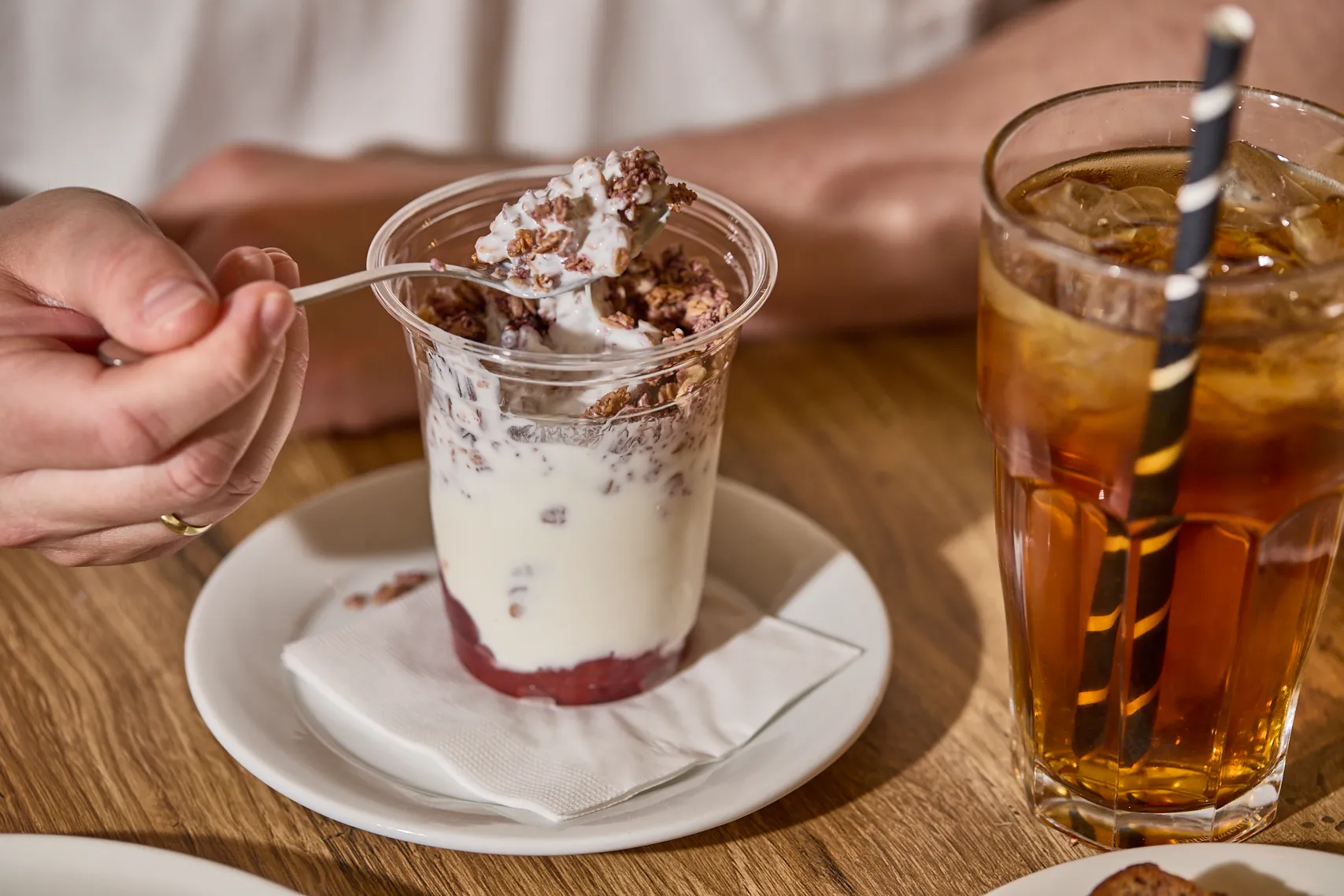 Granola pot és cascara fizz az Apricot Coffee kínálatából