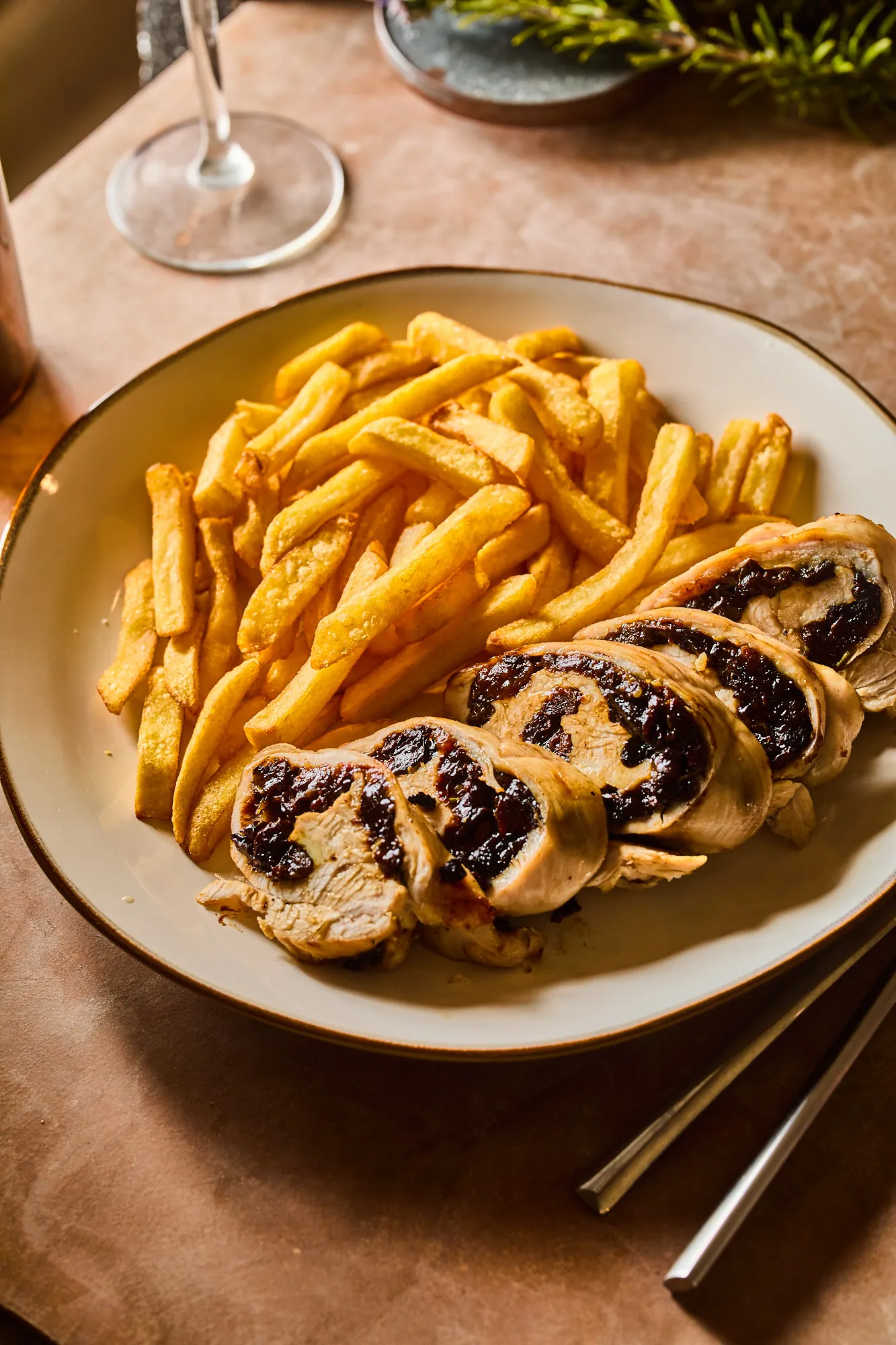 Aszalt szilvával töltött pulykamell sült krumplival