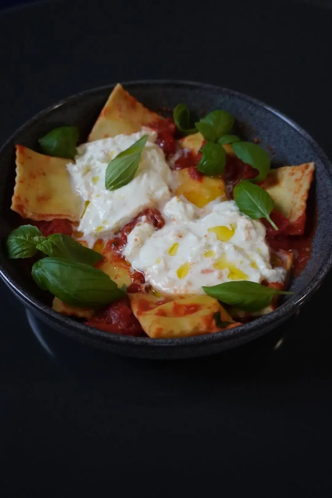 ricottával töltött házi ravioli paradicsomszószban