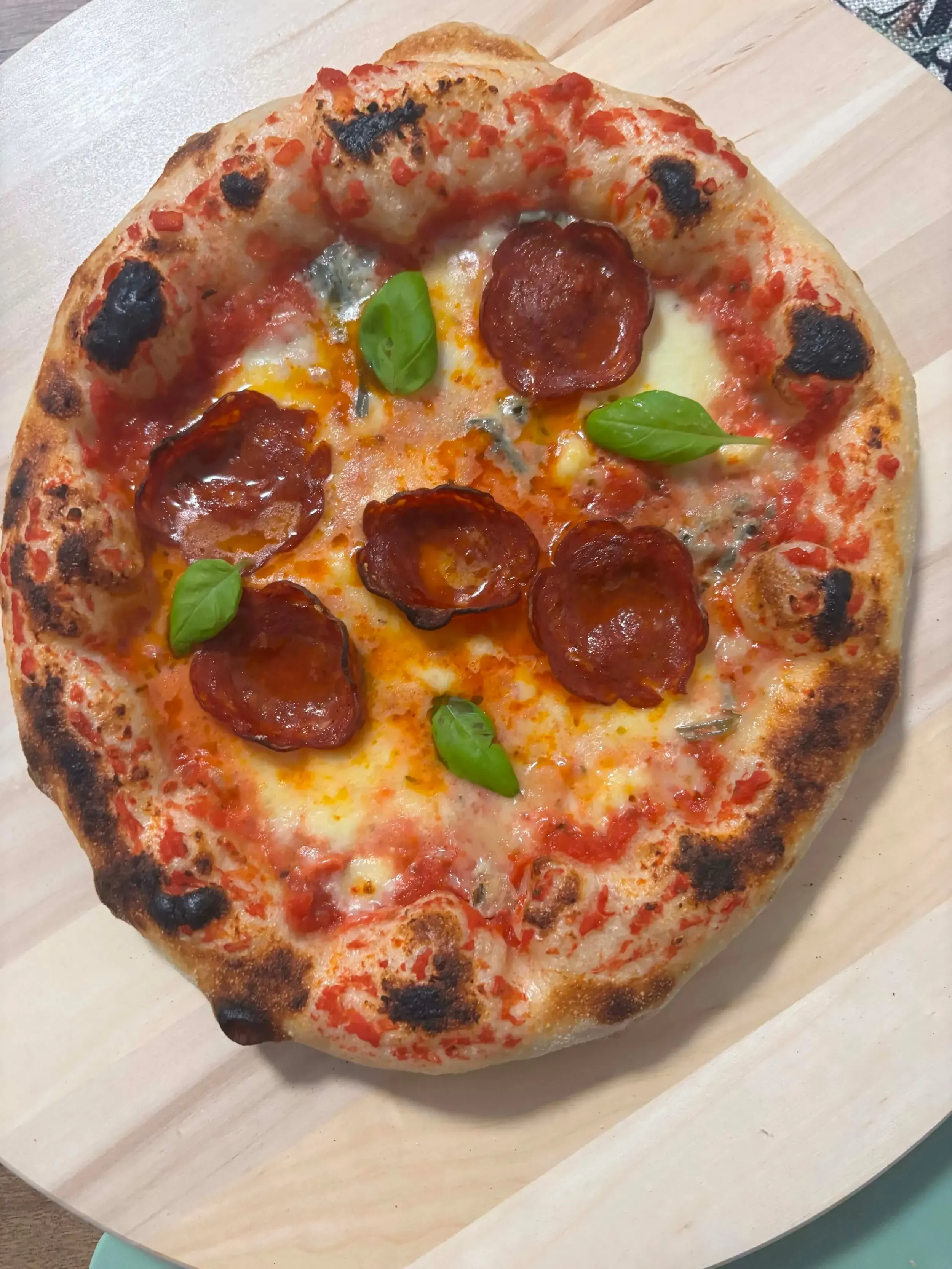nápolyi pizza chorizóval, gorgonzolával és hot honey-val