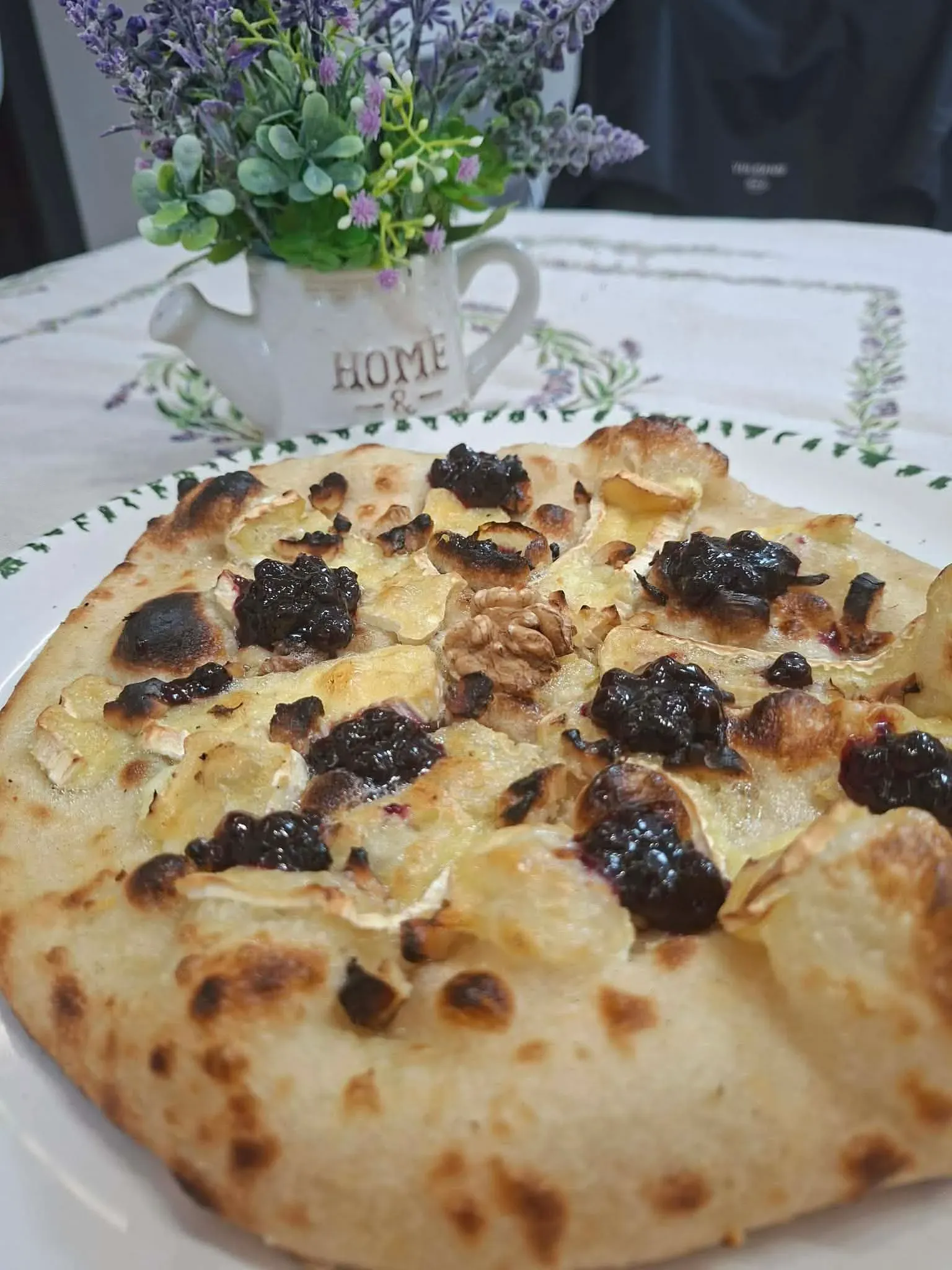 áfonyalekváros-camembert sajtos pizza