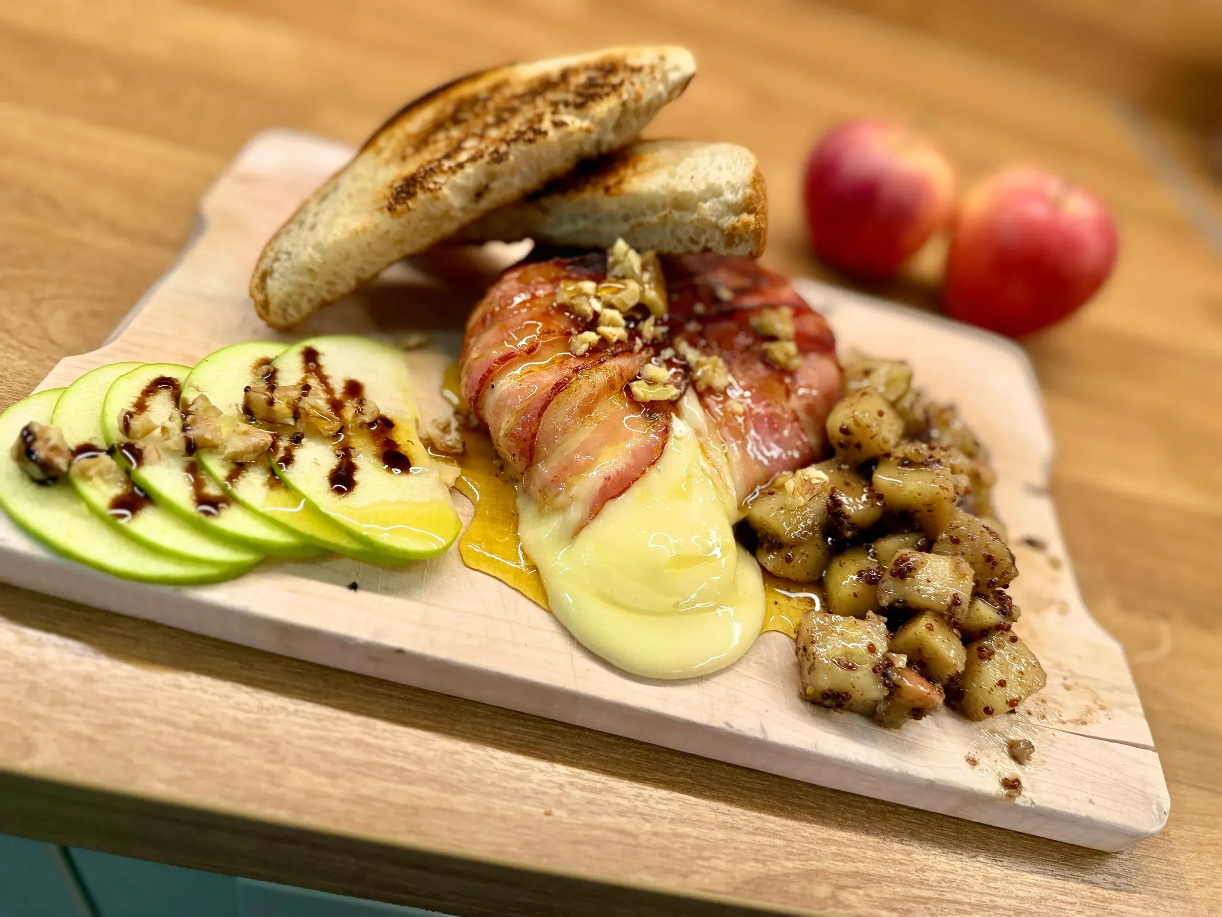 Baconbe tekert camembert mustáros almaraguval