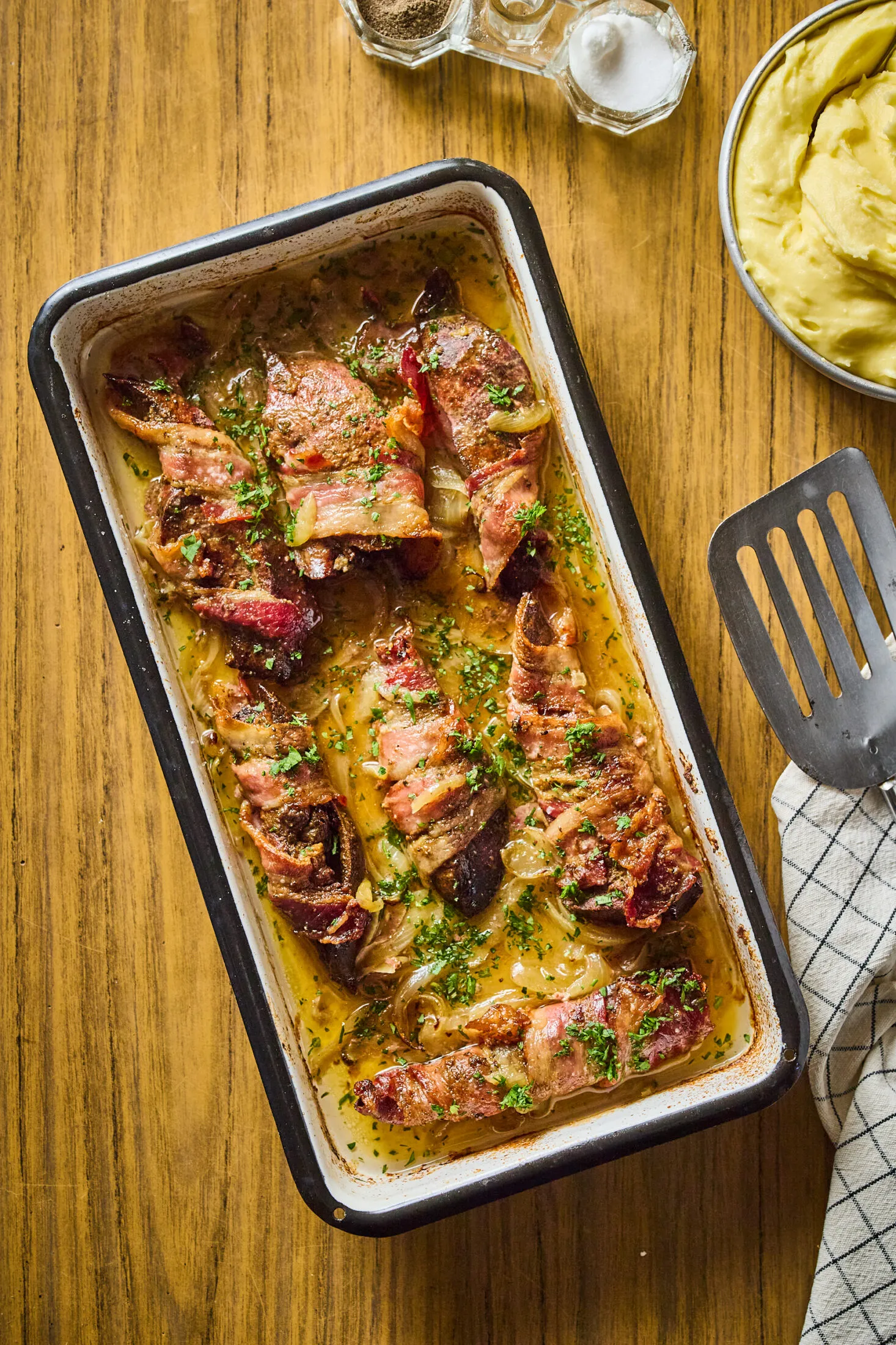 Baconbe tekert sertésmáj