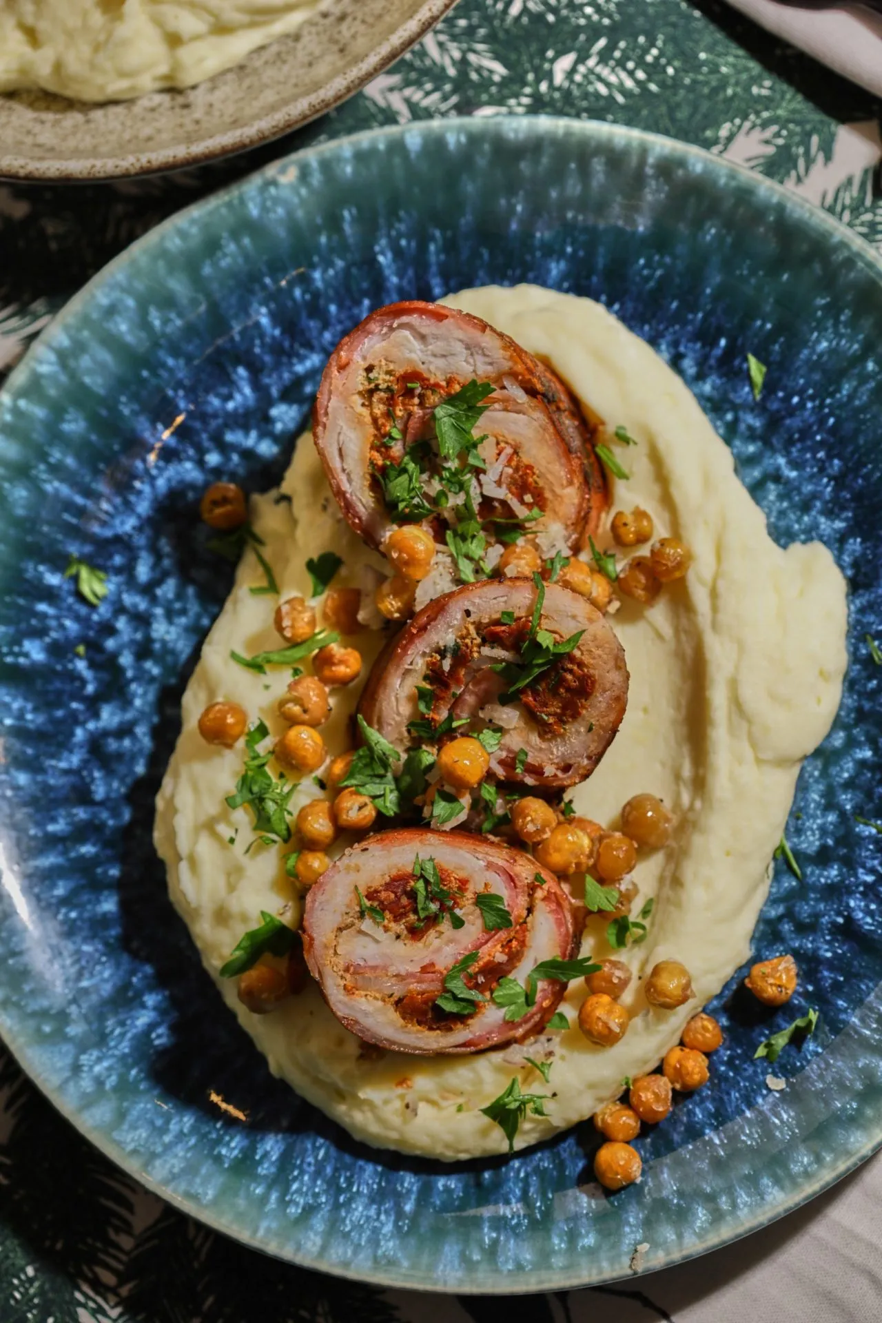 baconos csirkerolád krumplipürével és sült csicseriborsóval