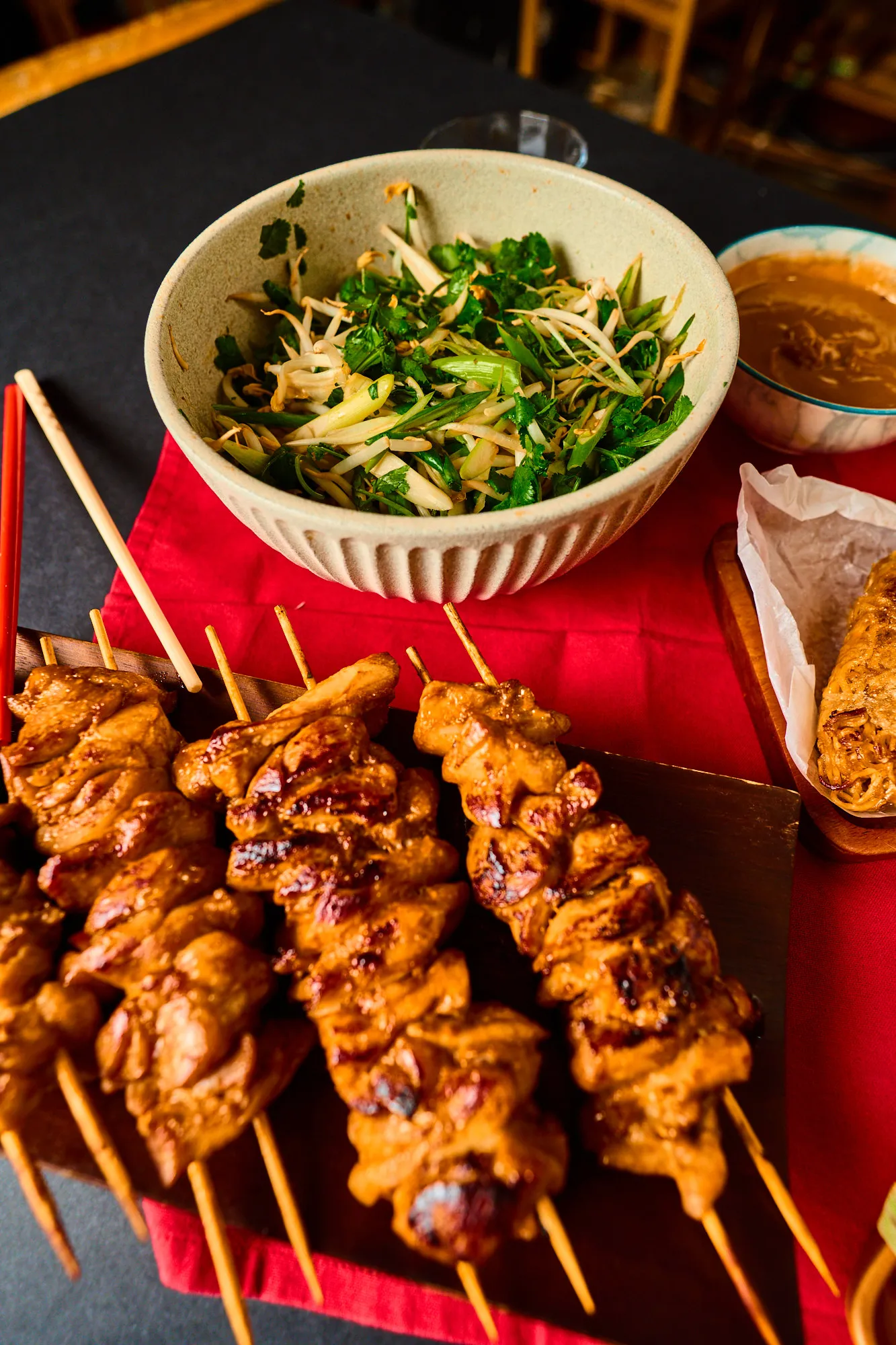 Pad thai szószos csirkecombnyársak