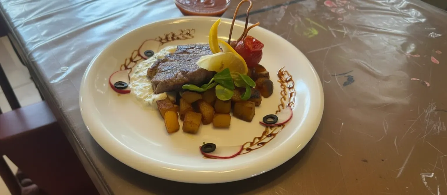 bárány steak fűszeres sült burgonyával és tzatzikivel