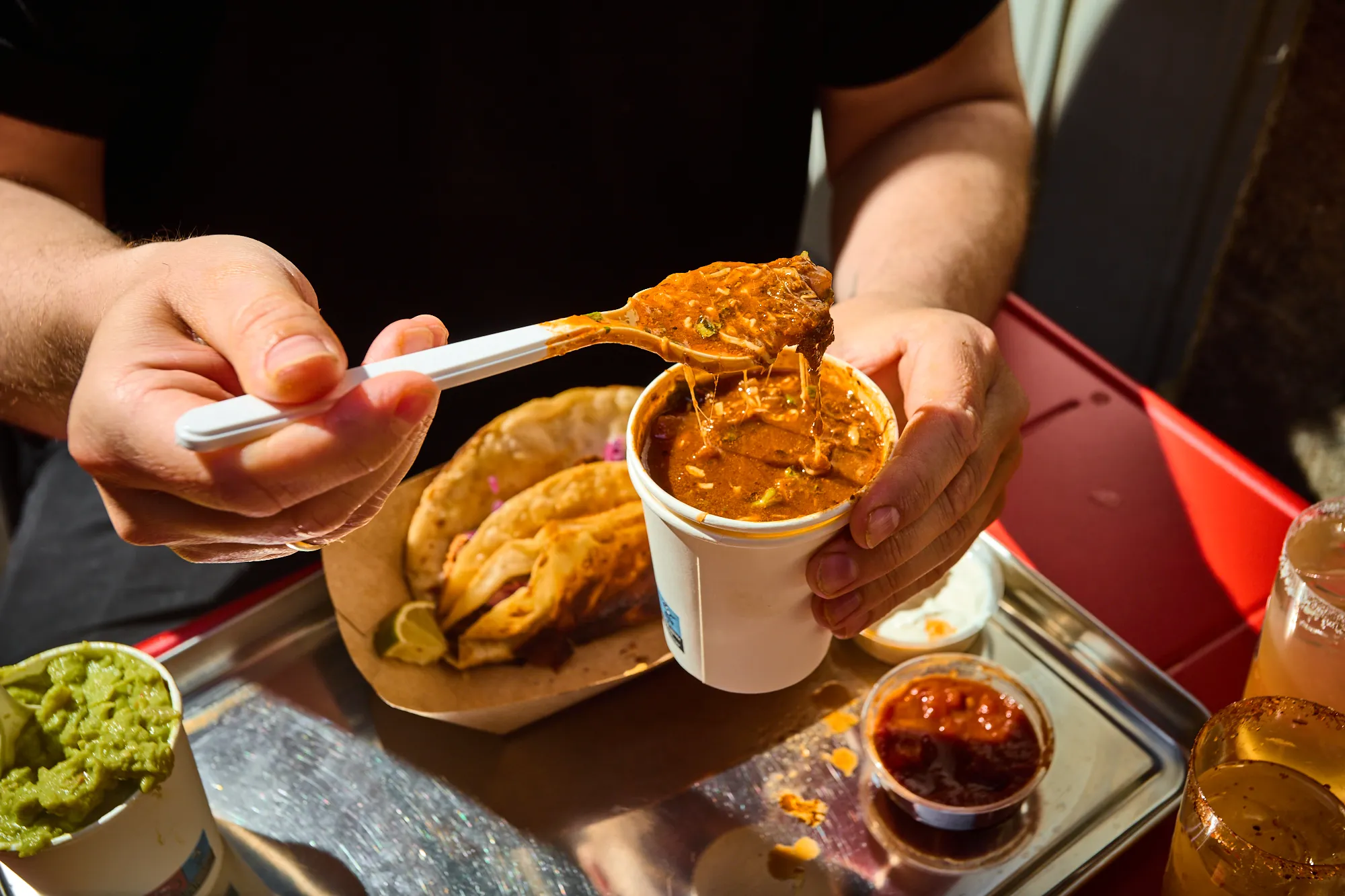 Sűrű consommé a Birria Tacónál
