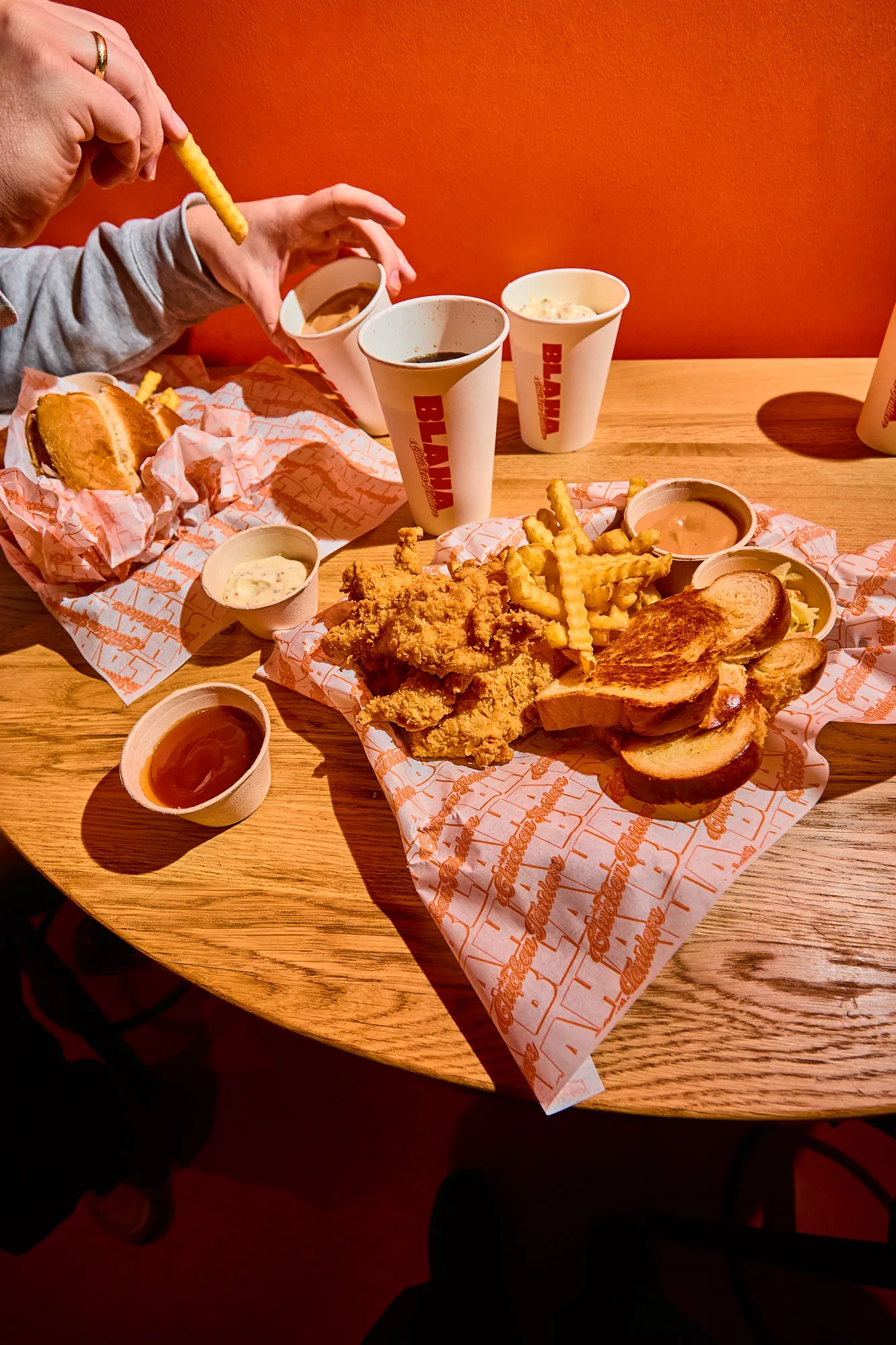 Megterített asztal a Blaha Chicken Tendersben