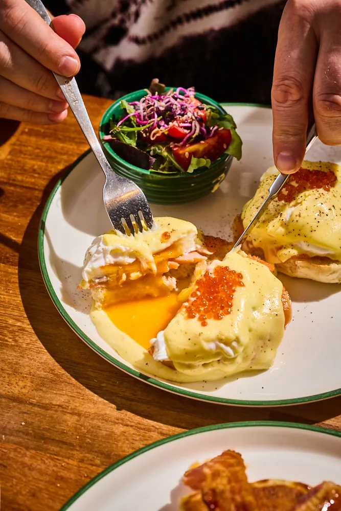 Lazackaviáros eggs benedict