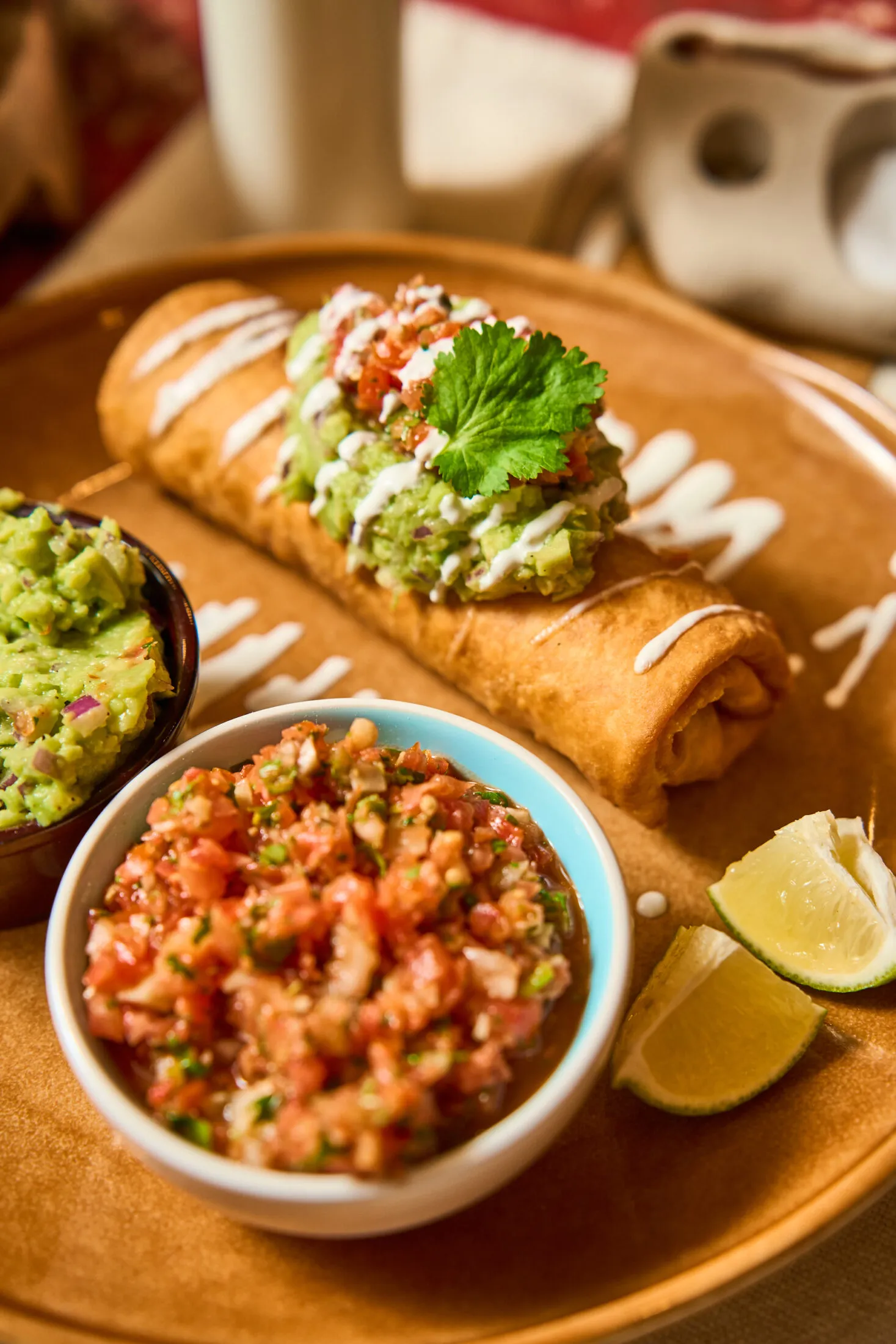 Csípős csirkés chimichanga házi tortillából tányéron