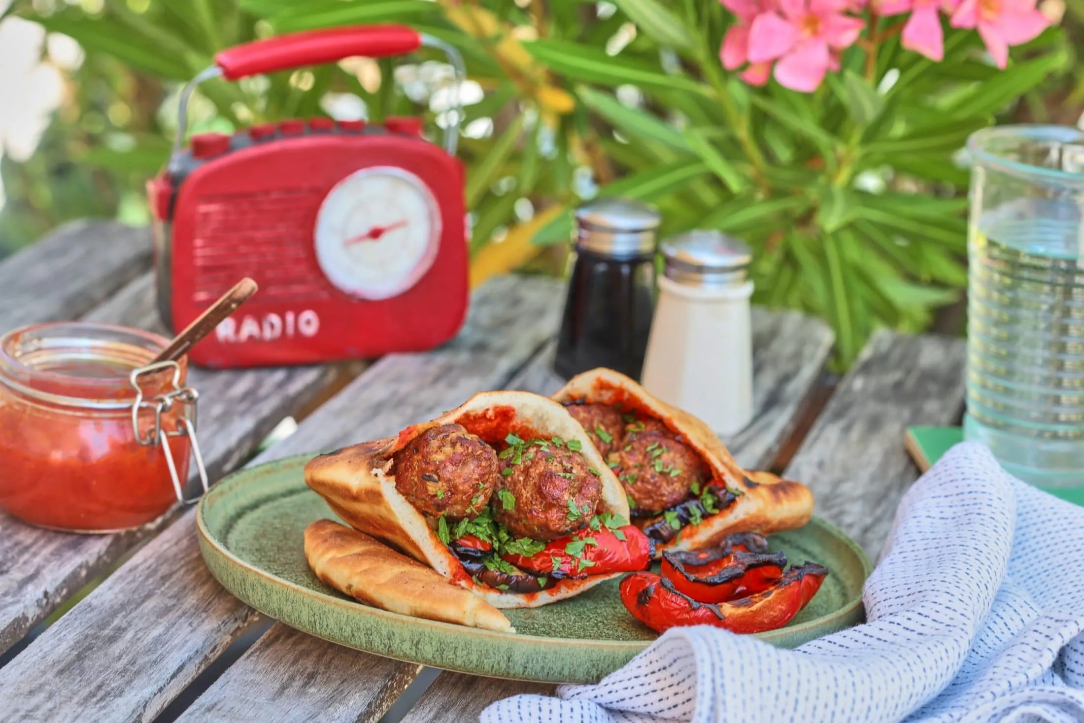 Csevap pitával, ajvárral és grillzöldségekkel