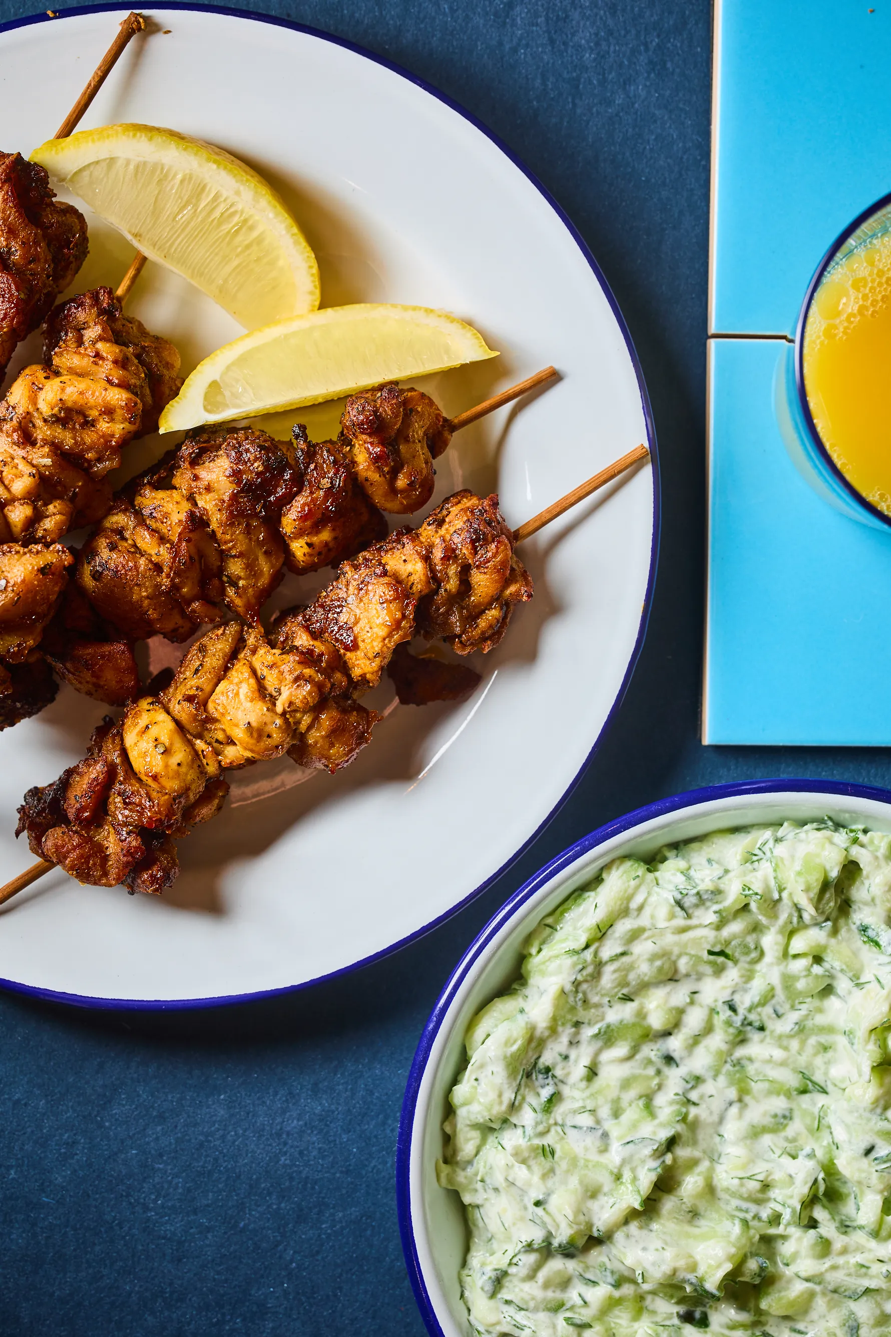 Csirke kebab air fryerben tzatzikivel tálalva