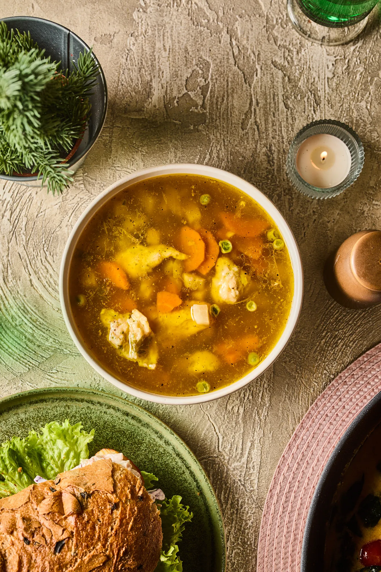 Csirkeaprólék-leves galuskával tányérban