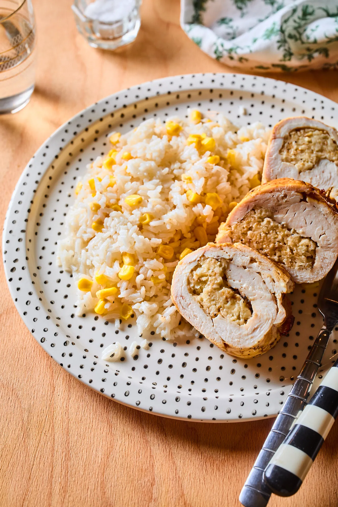 Csirkemell almával és füstölt sajttal töltve kukoricás rizs