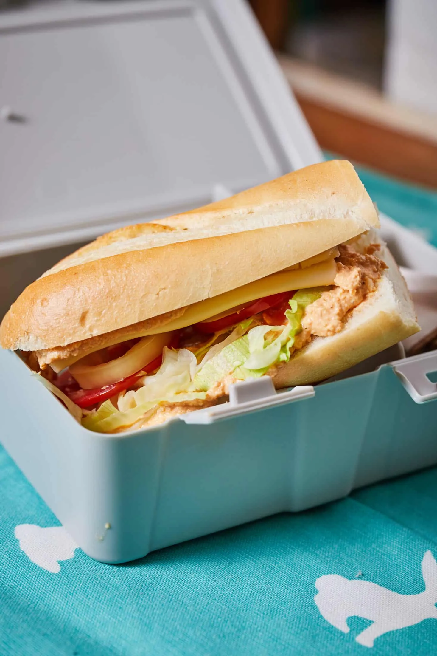 csirkepastetomos-bagett-friss-zoldsegekkel