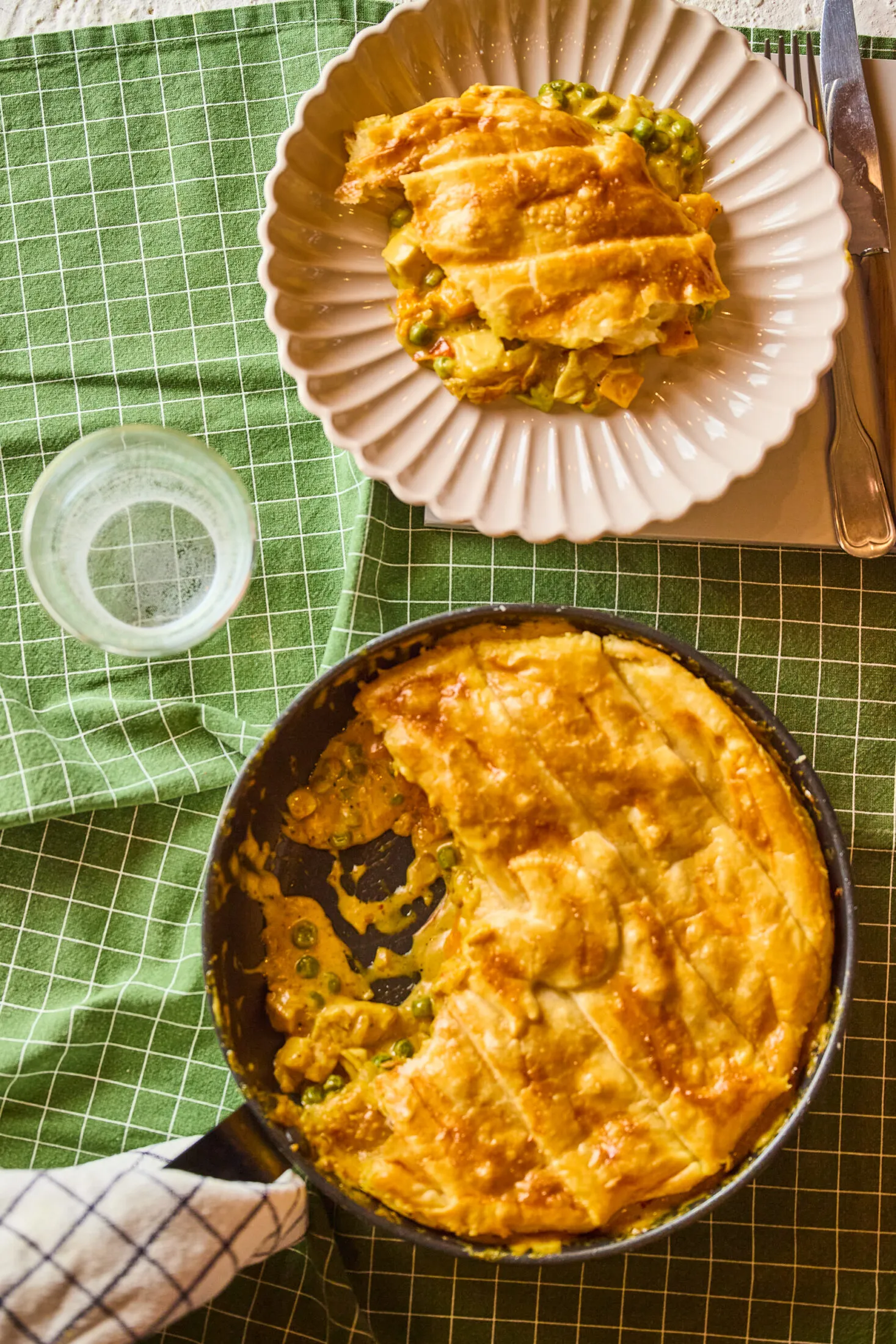 Csirkés pot pie curry tányéron