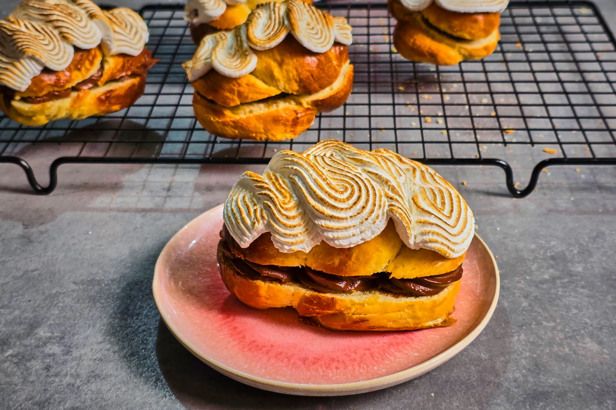 Csokikrémmel töltött briós égetett tojásfehérjehabbal