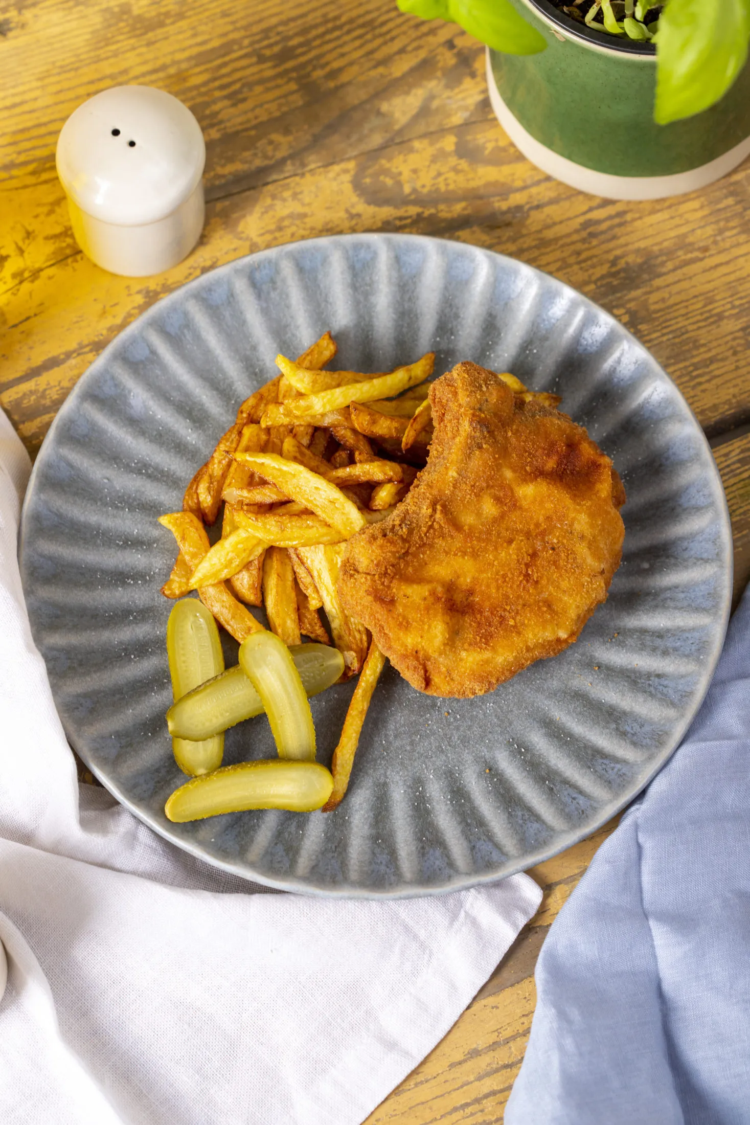 Csontos rántott karaj hasábkrumplival