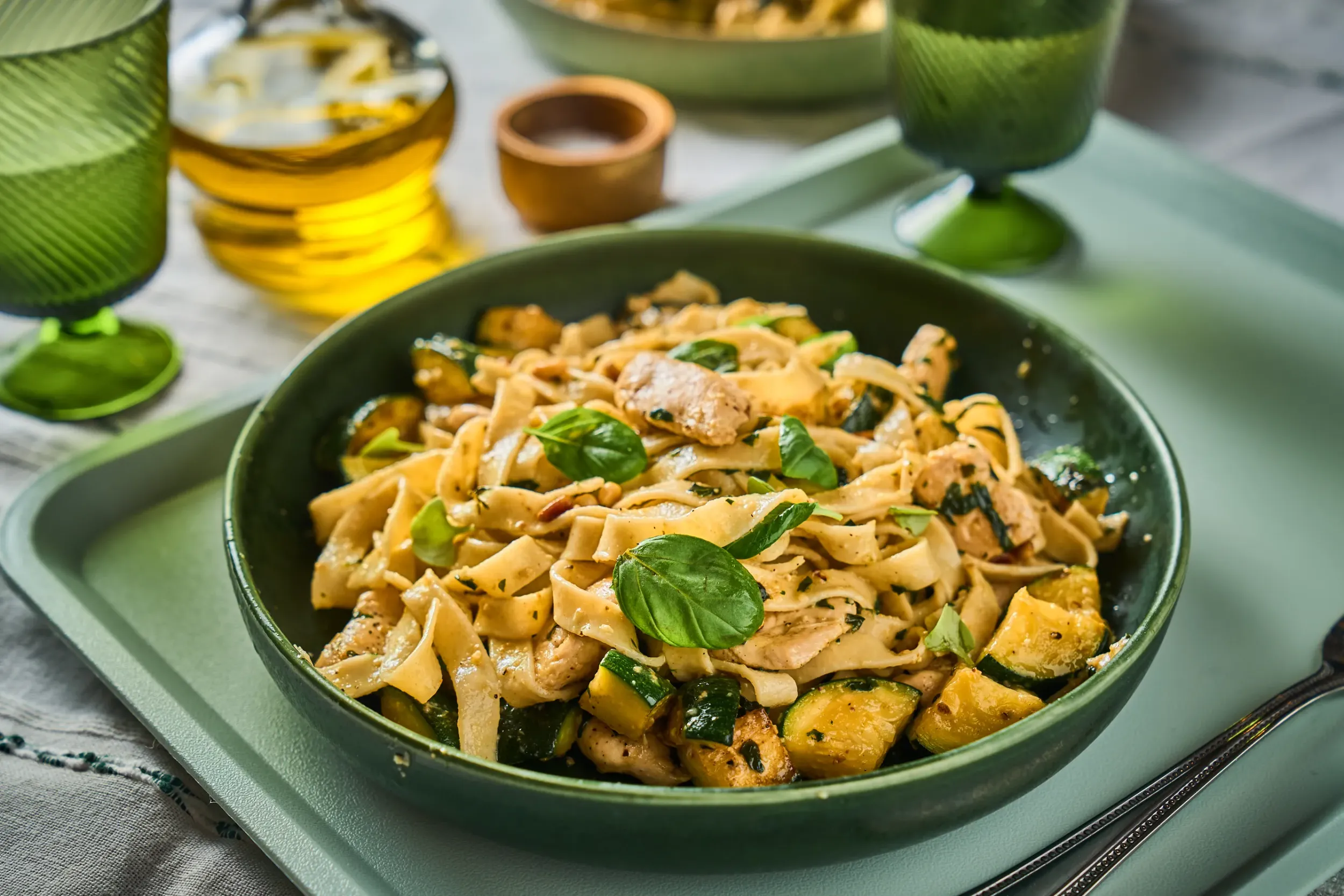 Cukkinis-csirkés házi tészta pesztóval