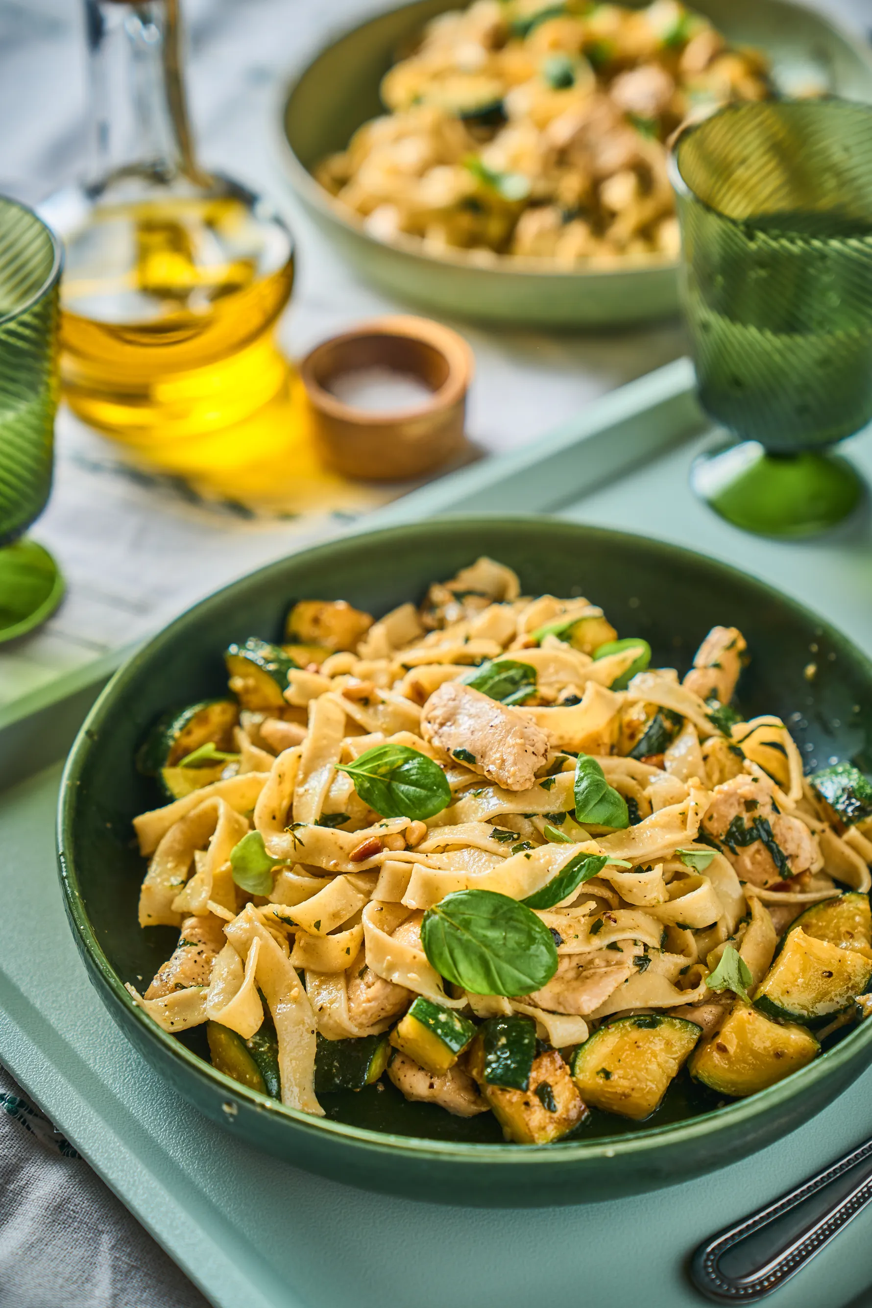 Cukkinis-csirkés házi tészta pesztóval