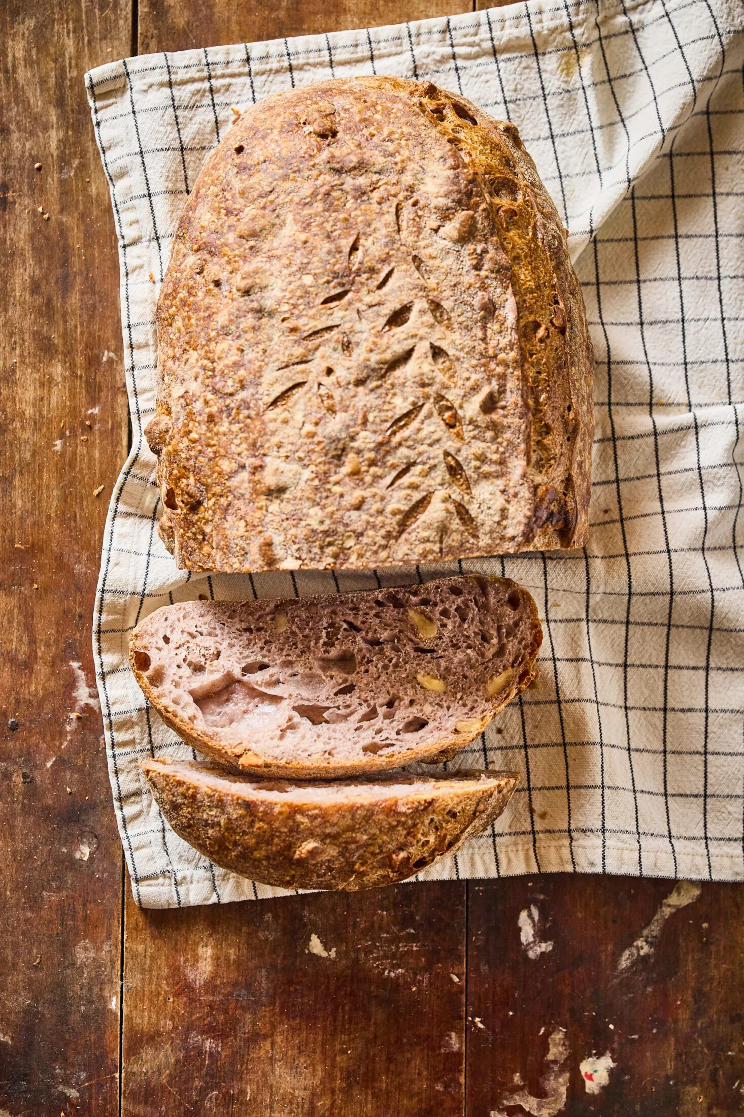 Diós kovászos kenyér konyharuhán felvágva