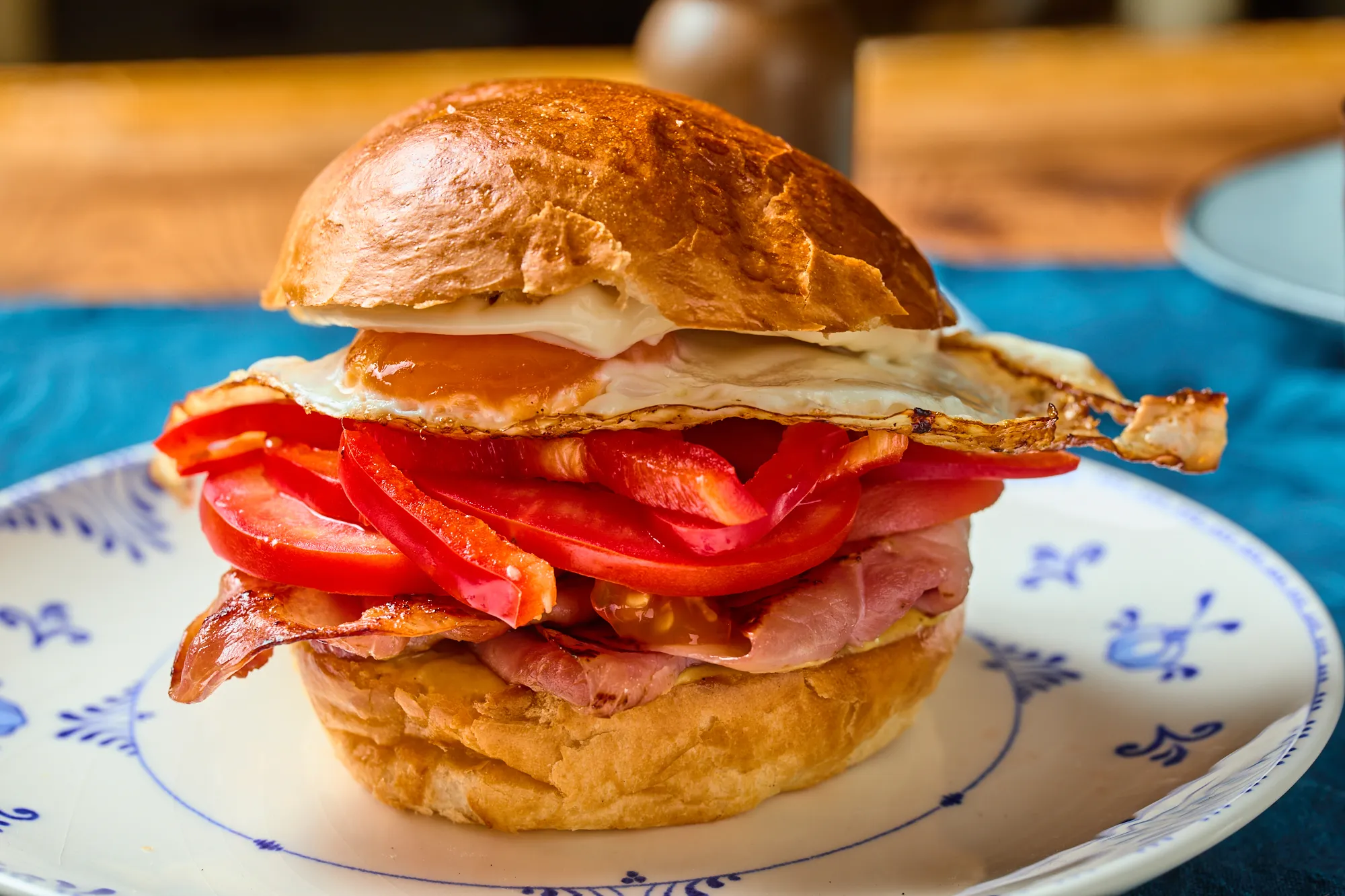 Ham and eggs burger