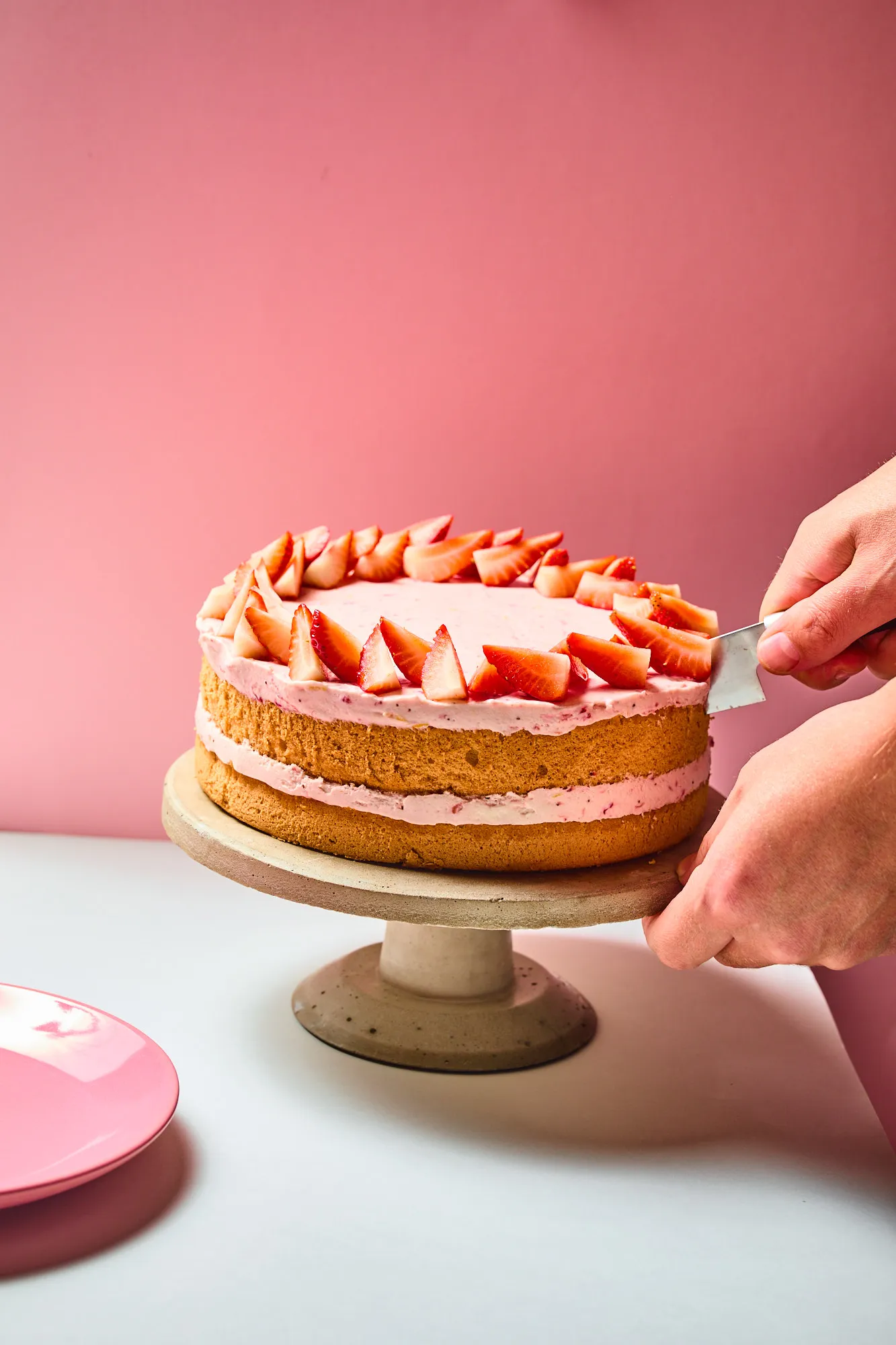 Egyszerű epertorta szeletelés közben