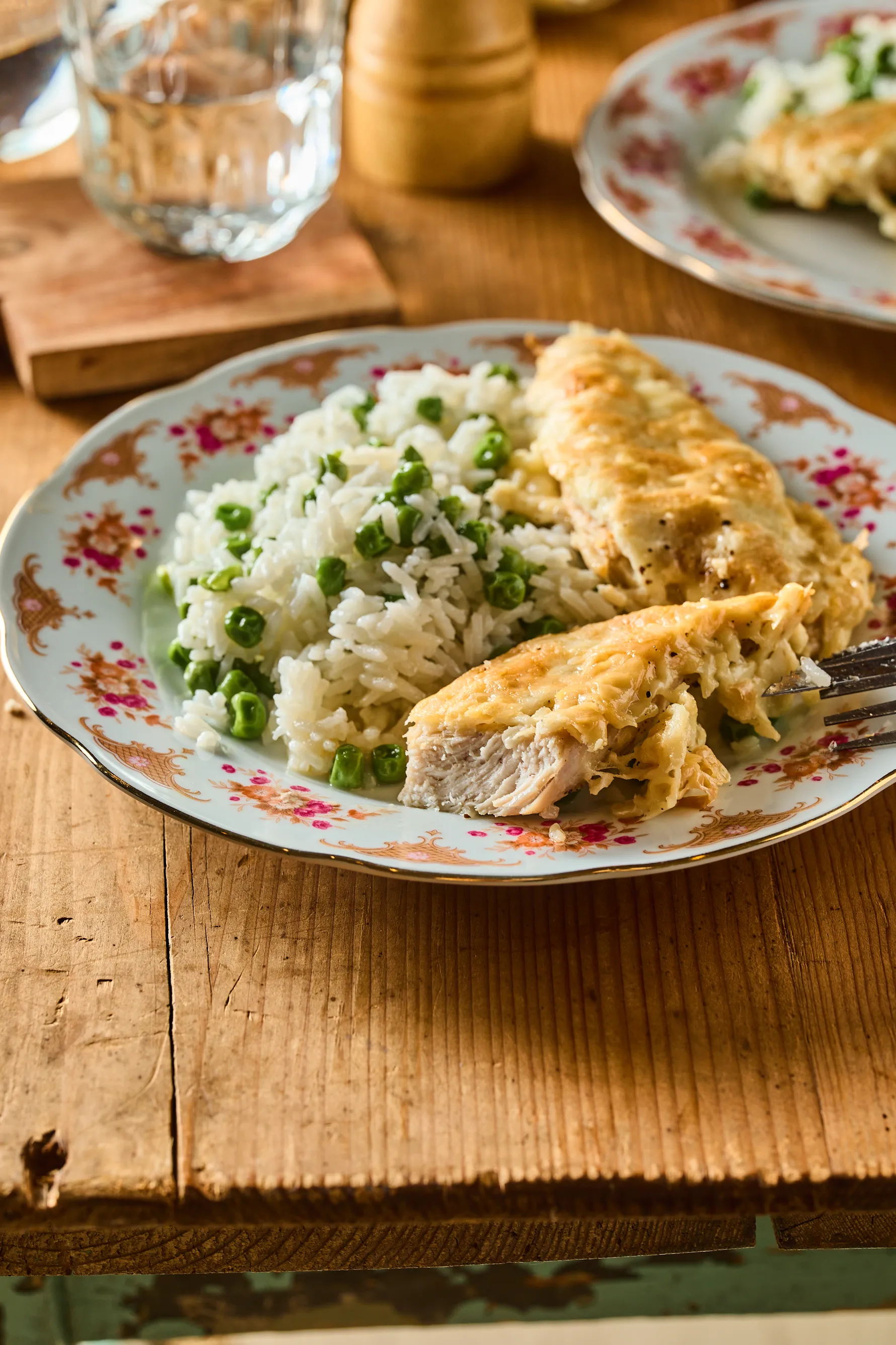 Egyszerű sajtos csirkemell besütve, rizibizivel tálalva