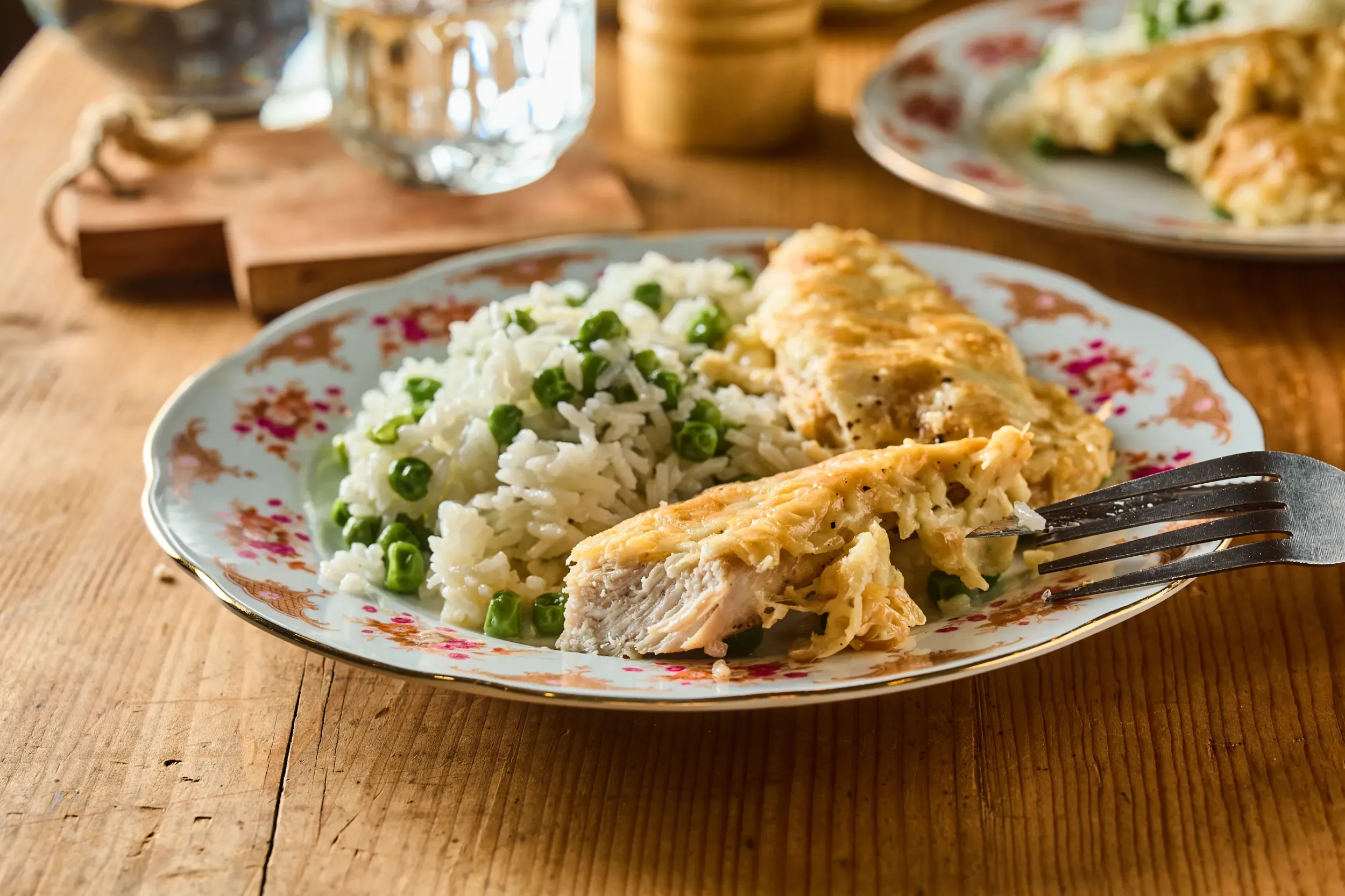 Egyszerű sajtos csirkemell rizibizivel tálalva