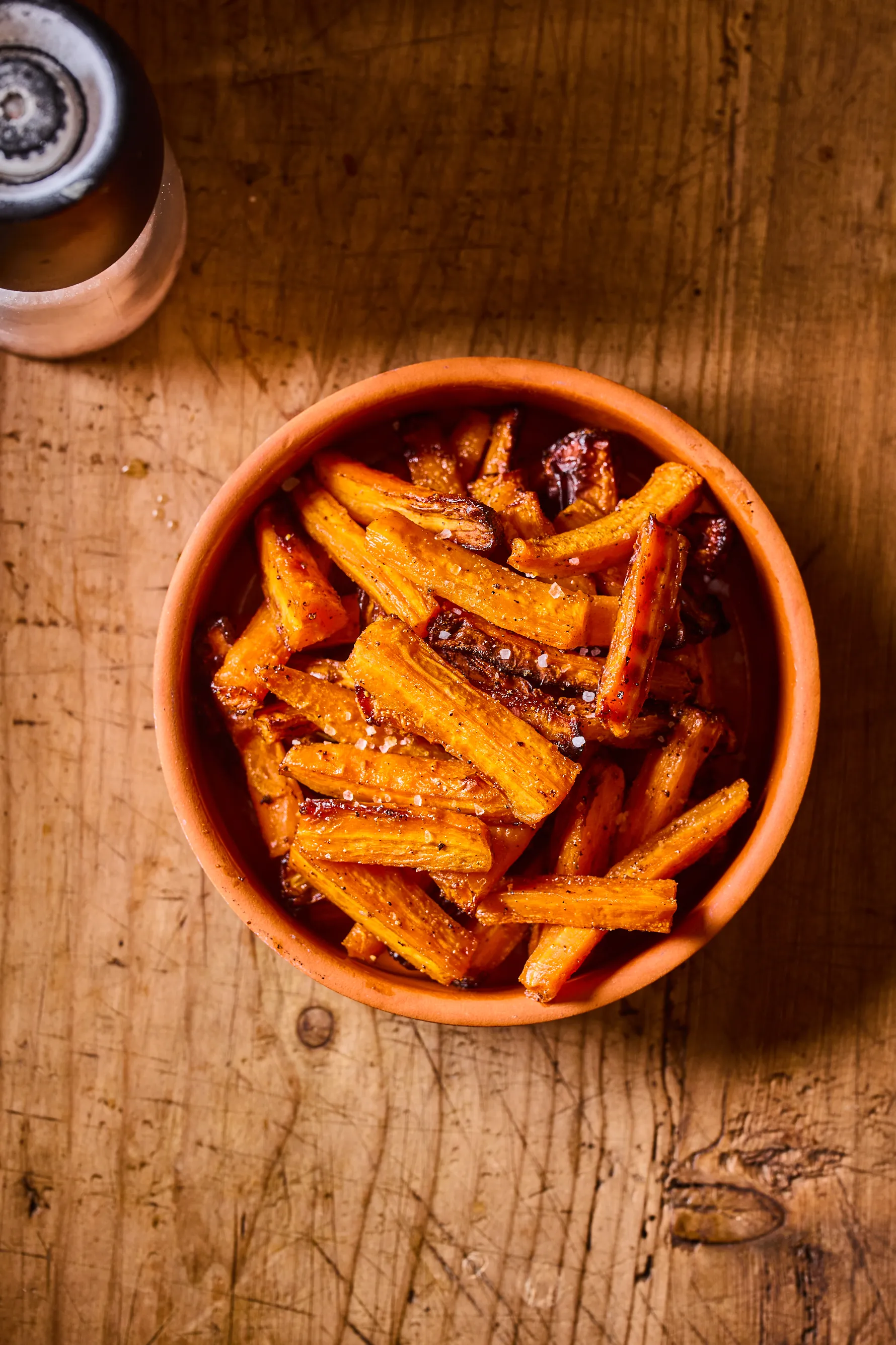 Egyszerű sárgarépaköret tálban