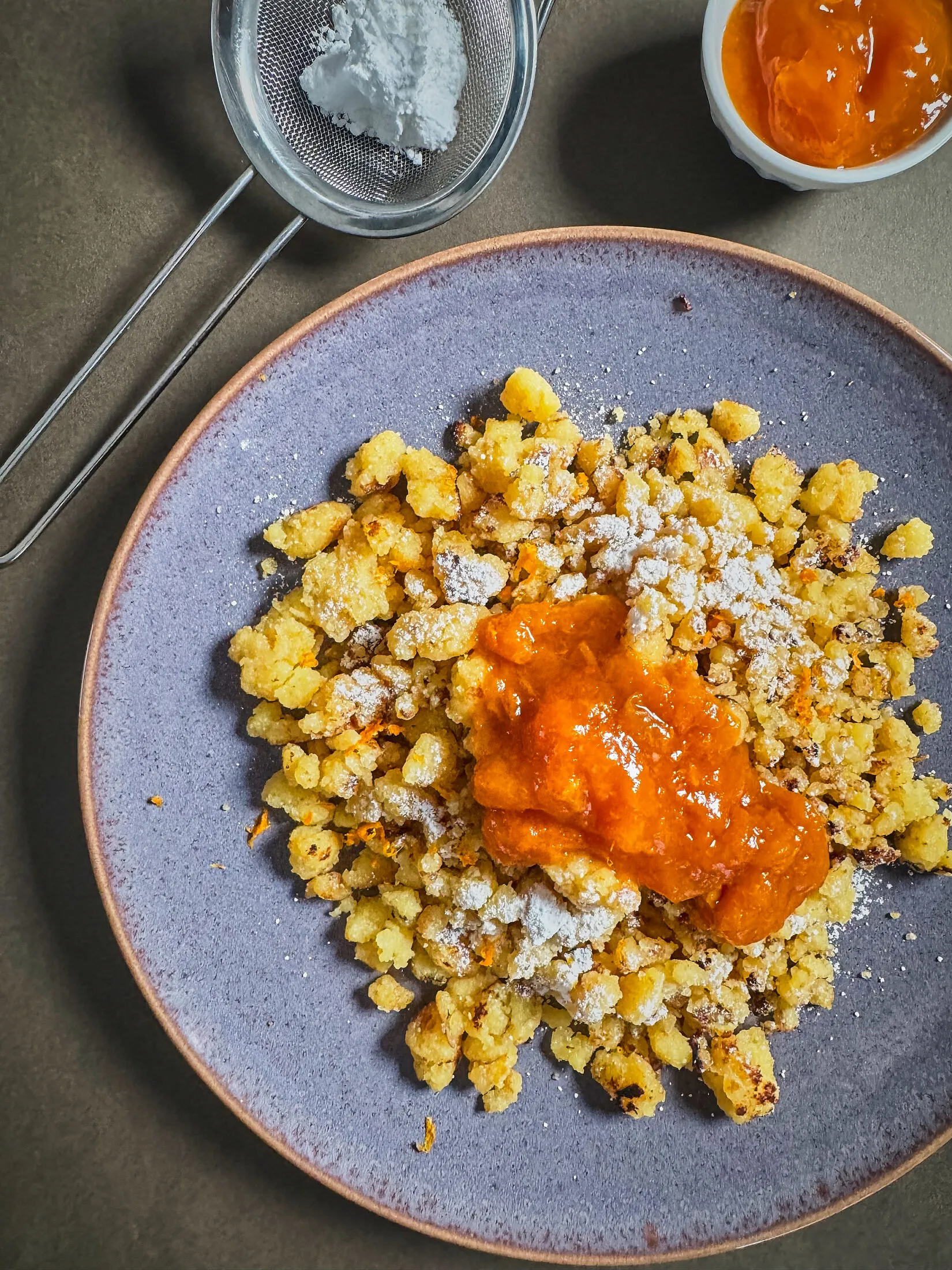 Egyszerű smarni baracklekvárral tálalva