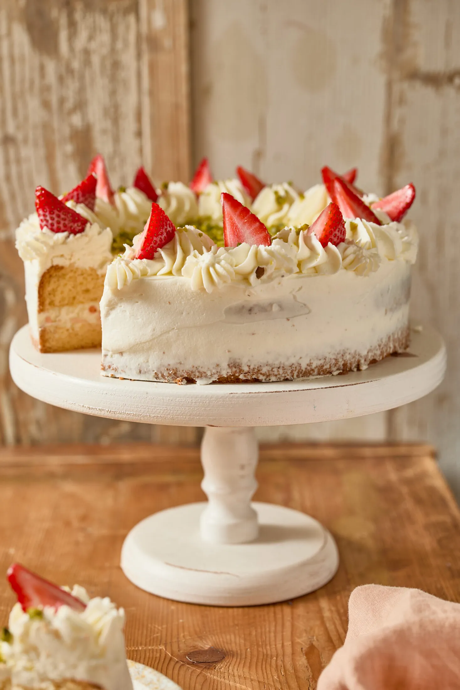 Epres-mascarponés torta állványon
