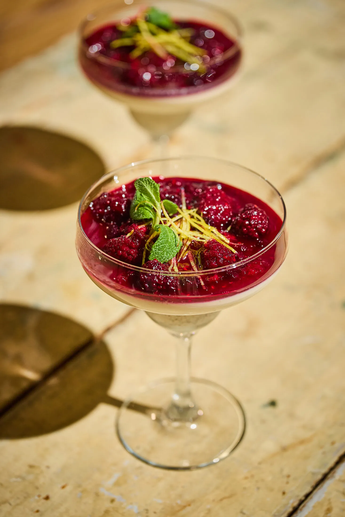 Erdei gyümölcsös panna cotta pohárban