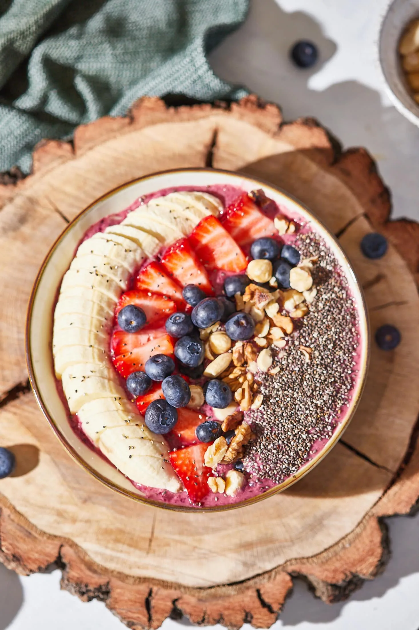 erdei-gyumolcsos-smoothie-bowl