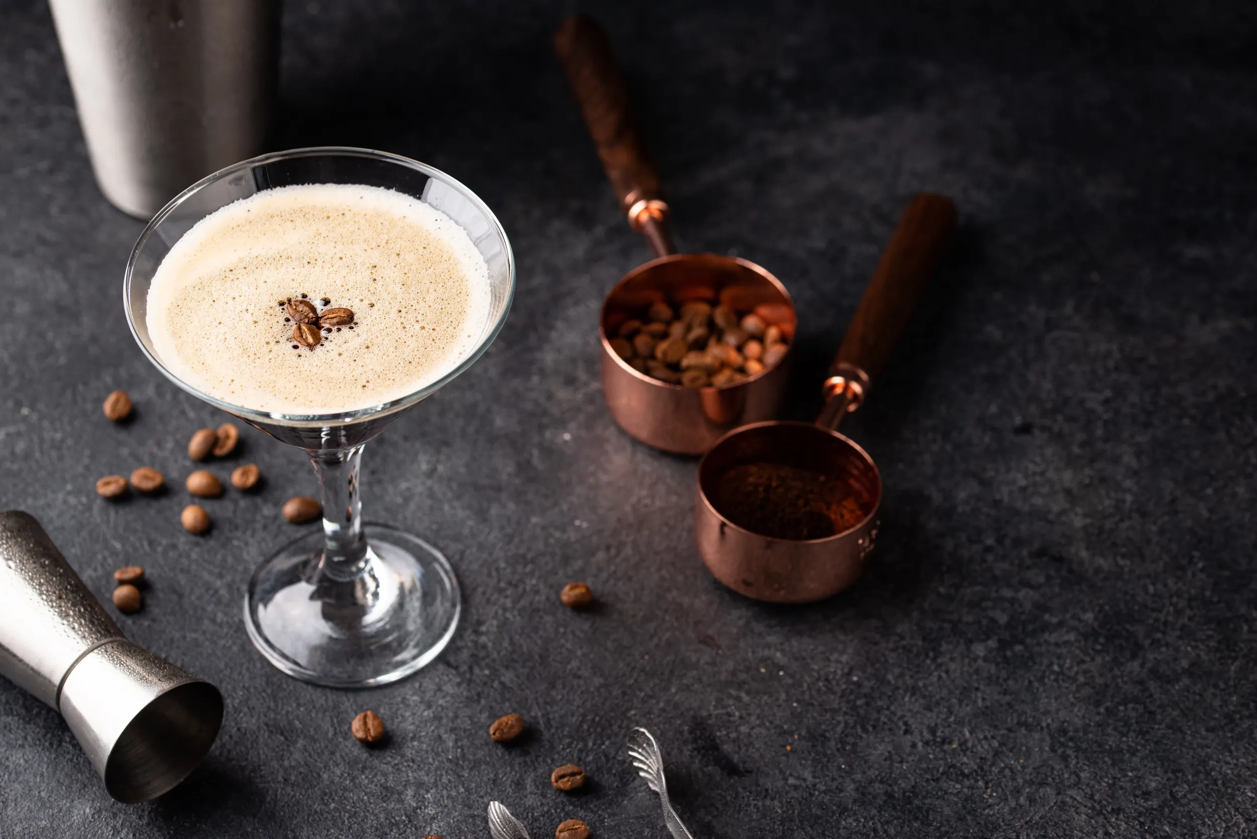 espresso-martini-cocktails-with-coffee-beans