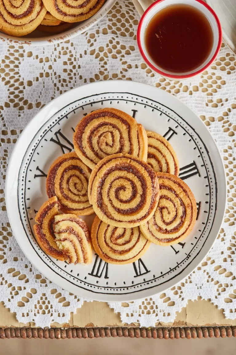 Fahéjas csiga tálalása