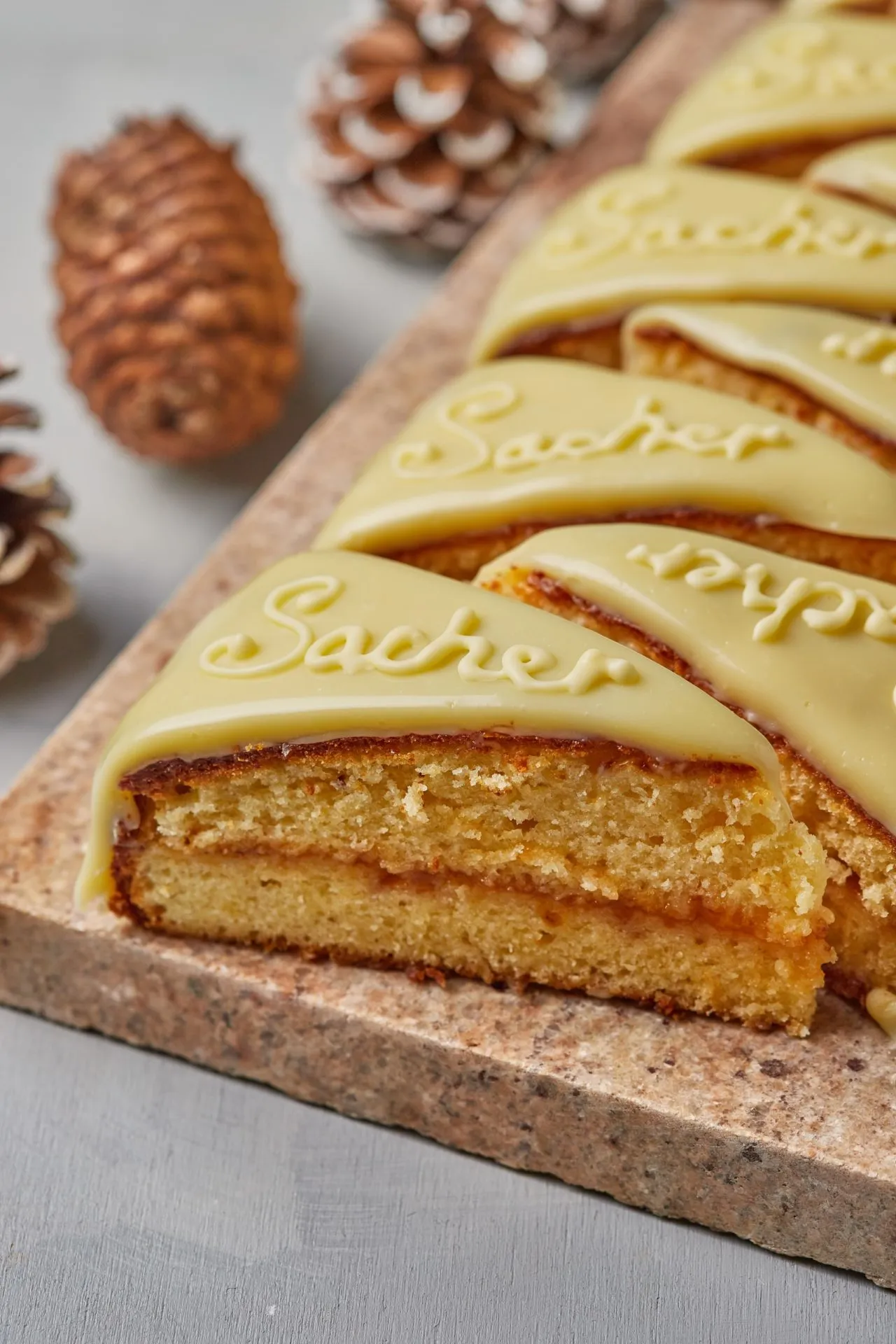 feher-csokis-sacher-torta