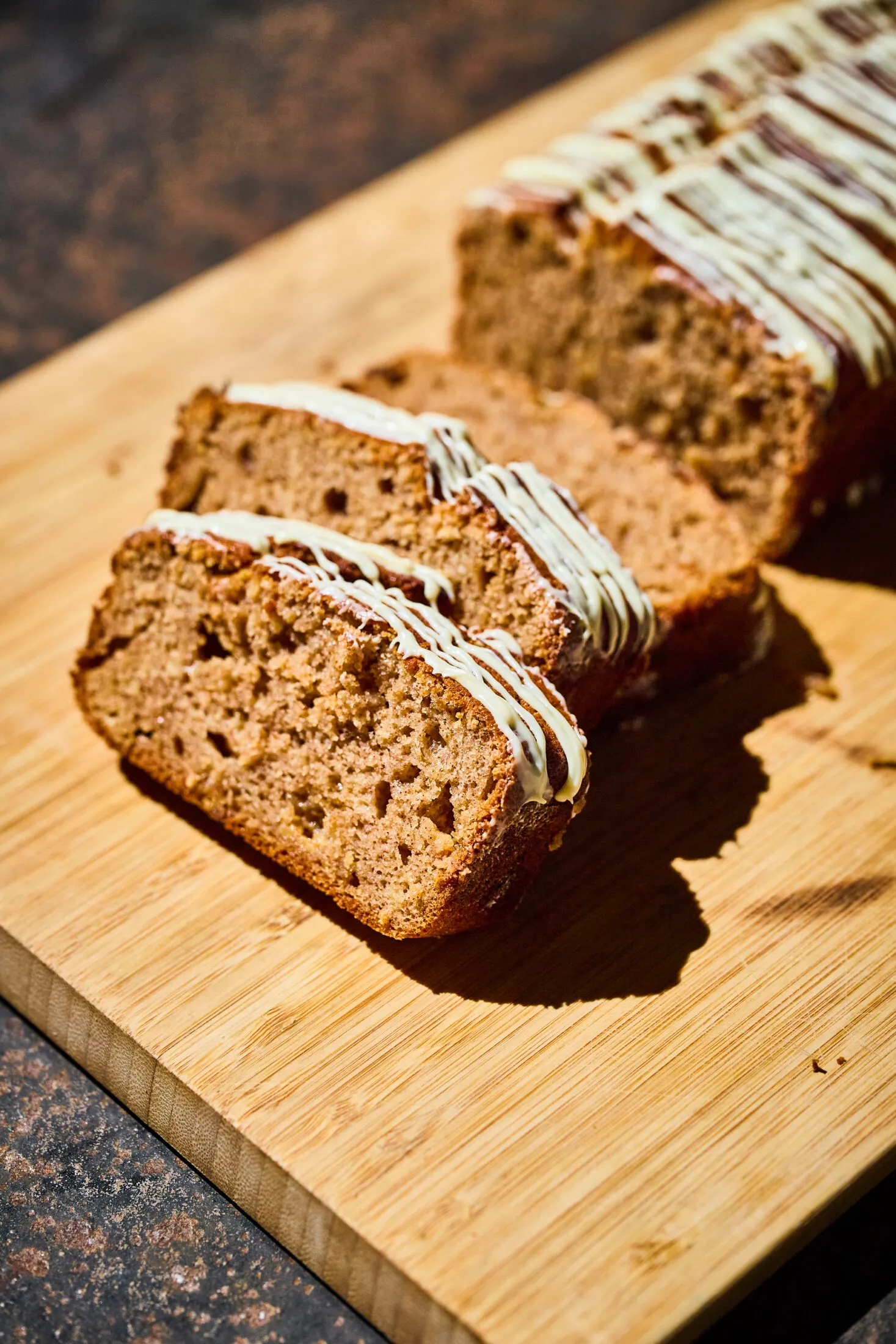 Fehér csokis banánkenyér szeletelve