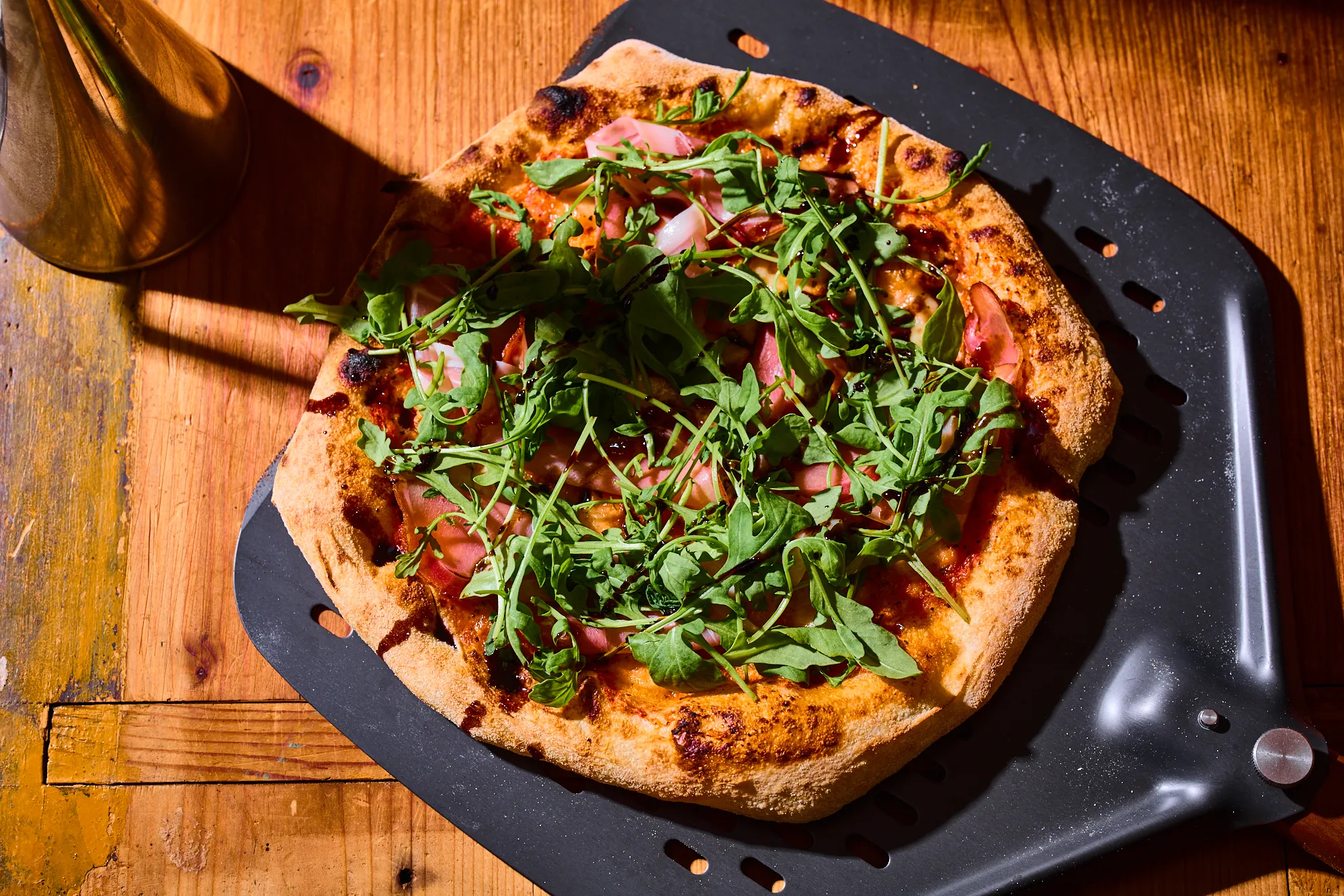 Fekete-erdei sonkás, rukkolás pizza (Fotó: Street Kitchen)