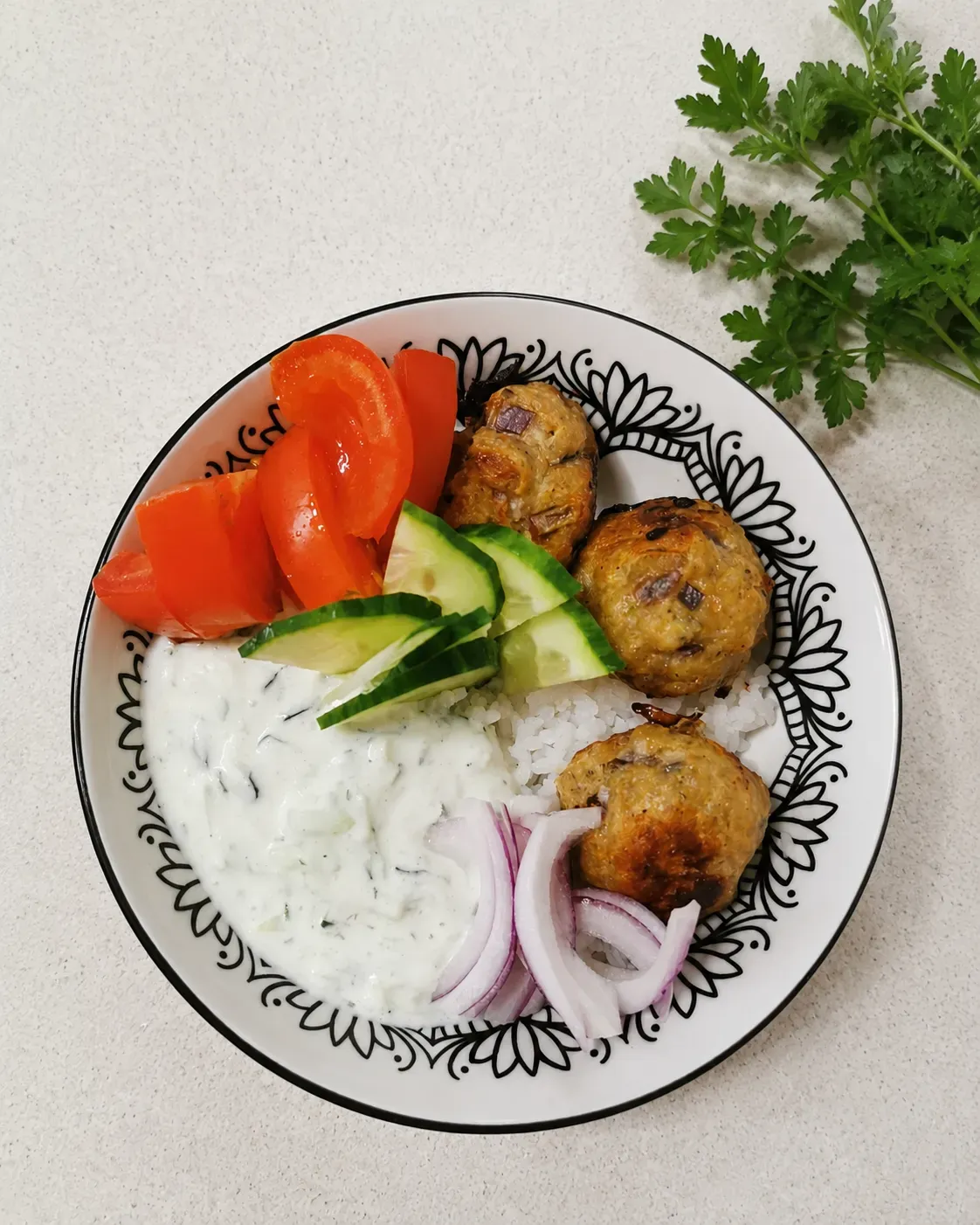 mediterrán húsgolyó tzatzikivel