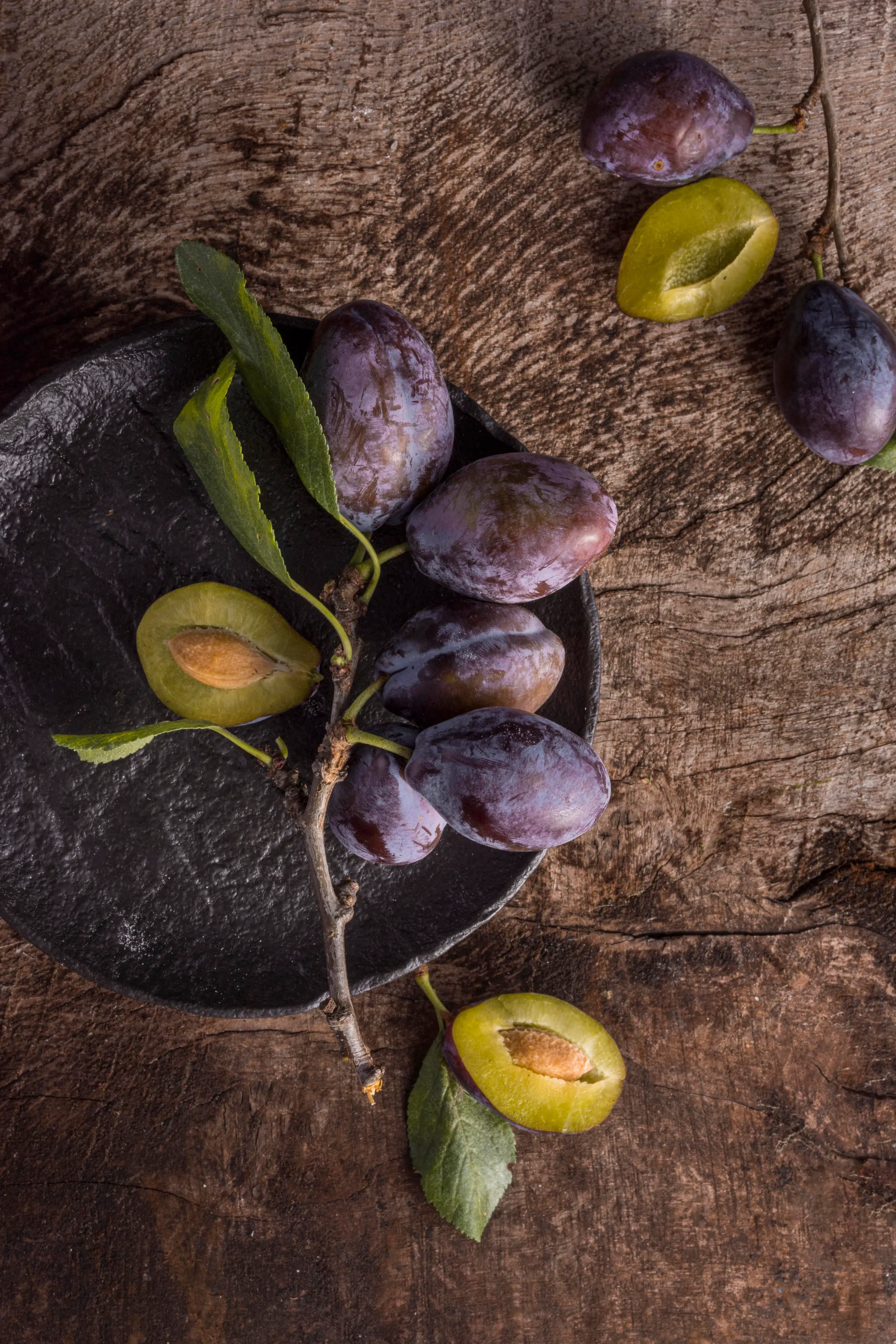 flat-lay-delicious-plums-arrangement
