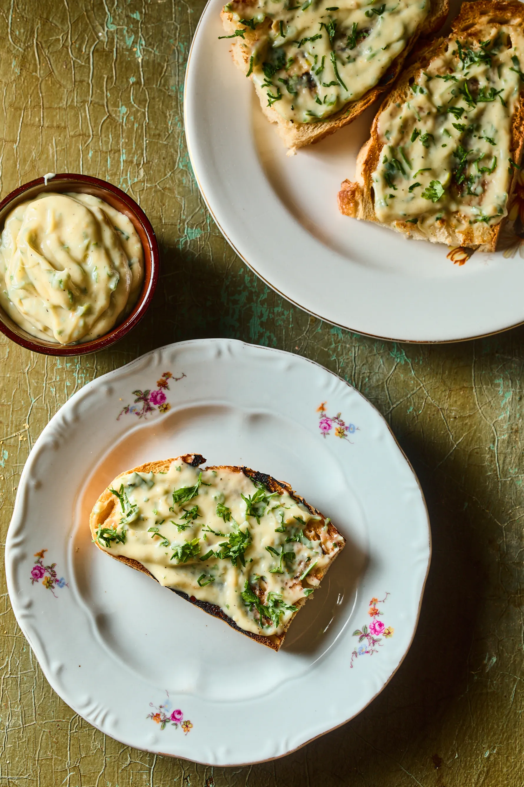 Fokhagymás szendvicskrém pirítósra kenve