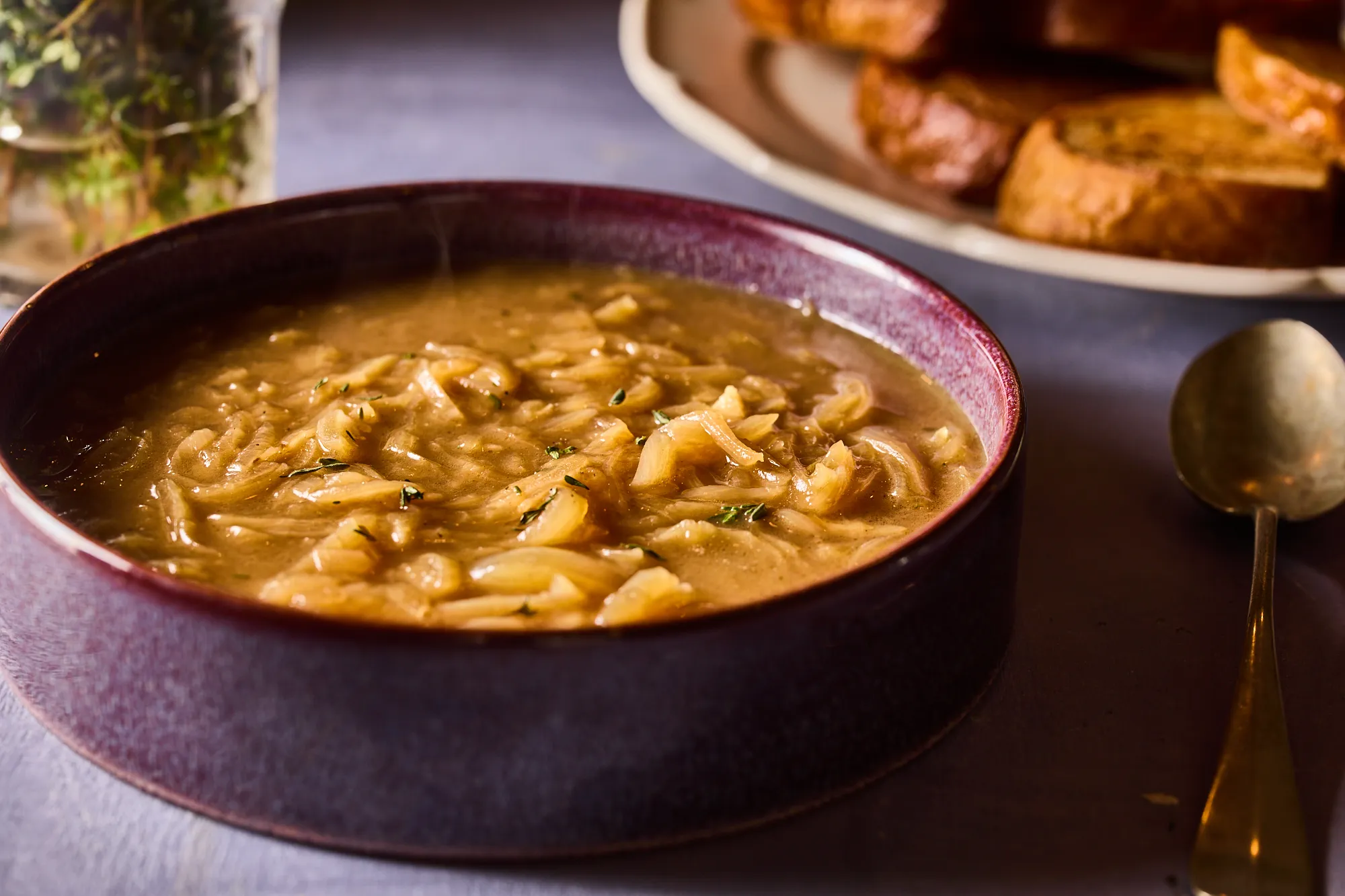 Francia hagymaleves vajas pirítóssal