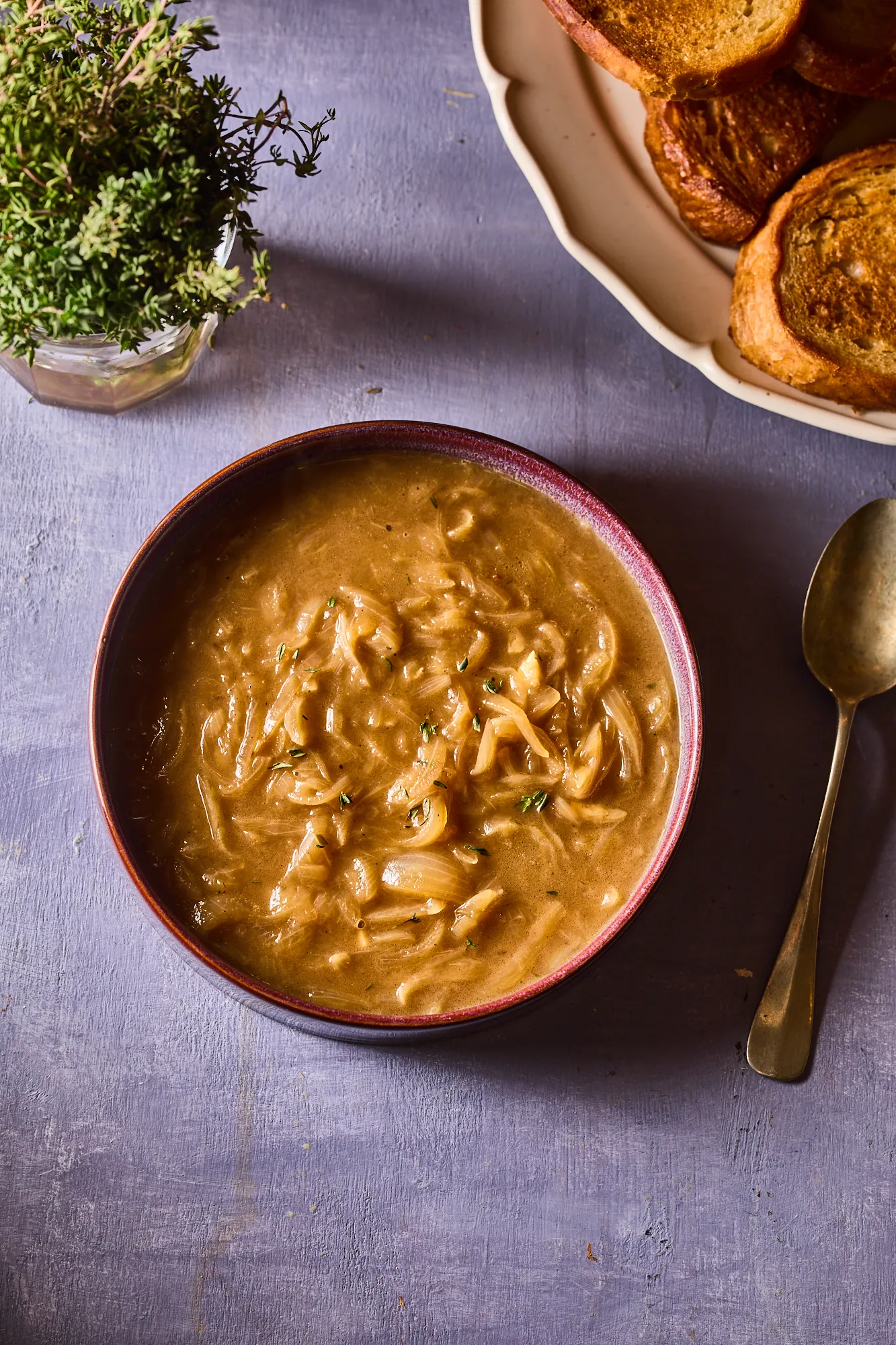 Francia hagymaleves vajas pirítóssal