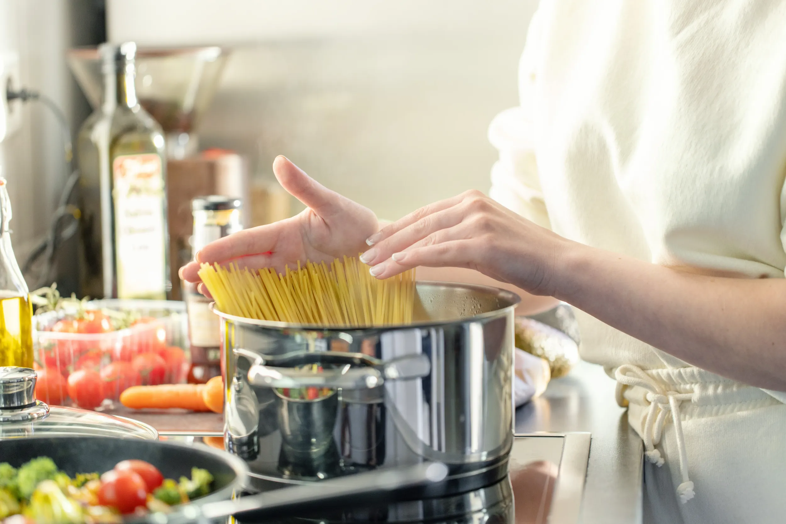 girl-cooking-pasta-spaghetti-pot (1)