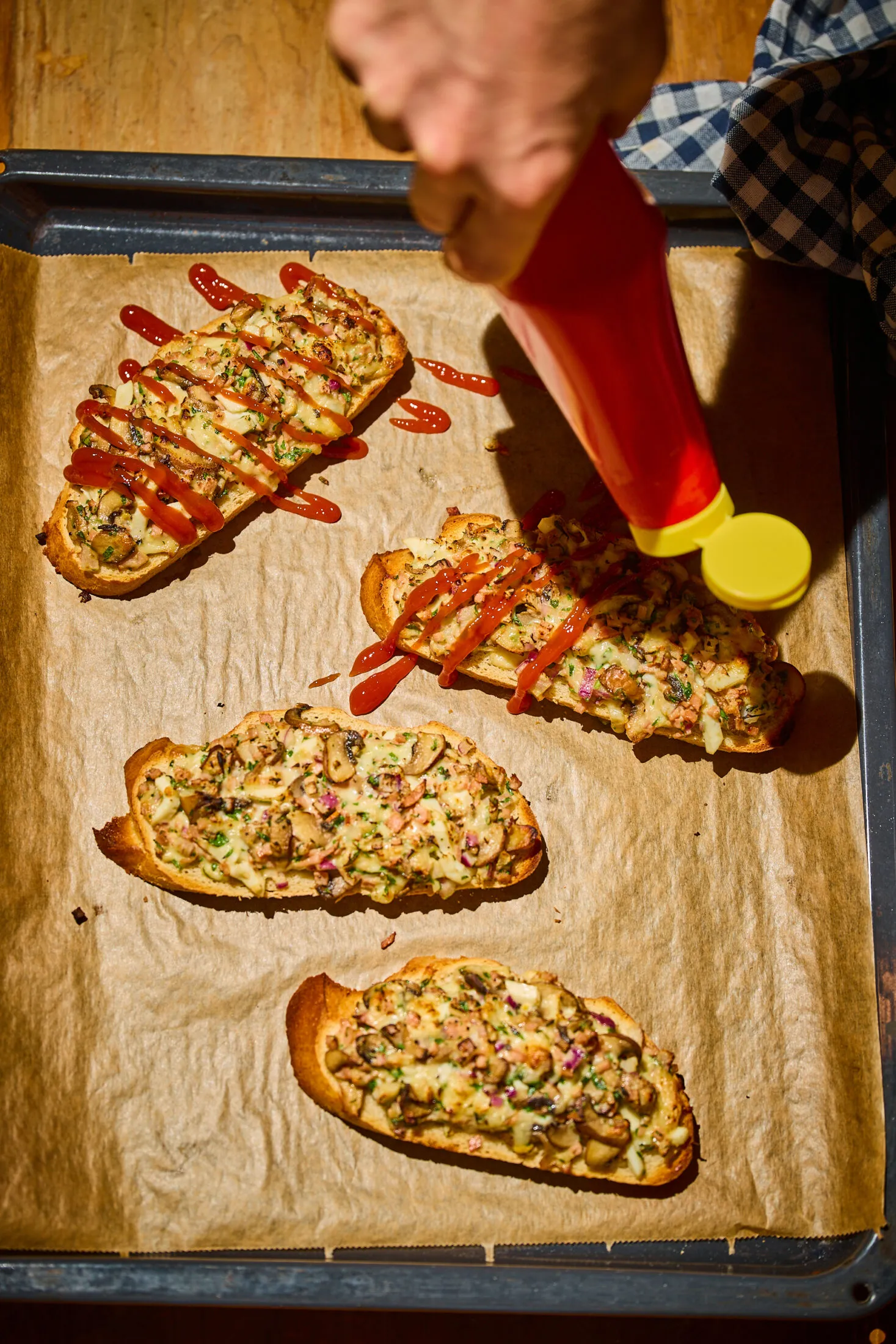 Gombás sonkás melegszendvics tepsiben ketchuppal