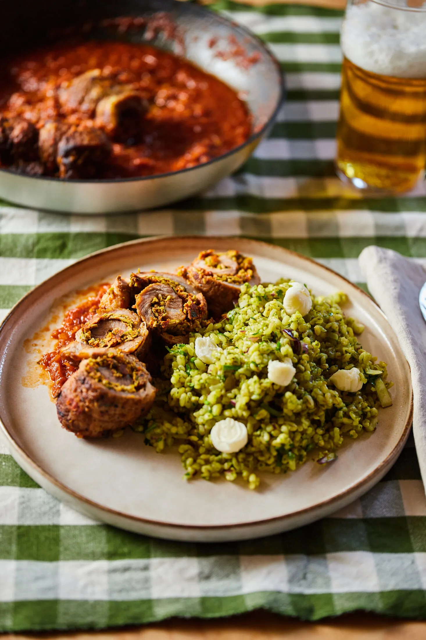 Olaszos sertéstarja fűszeres paradicsomszószban pesztós bulgurral